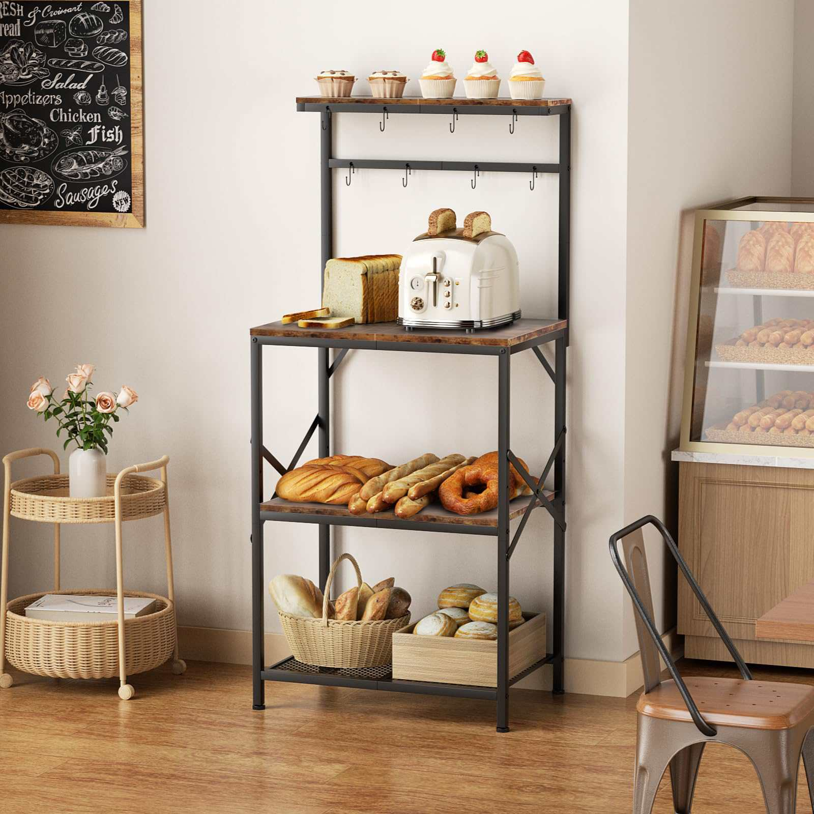 Ein Küchenregal mit Brot, Cupcakes, einem Toaster und anderem Gebäck.