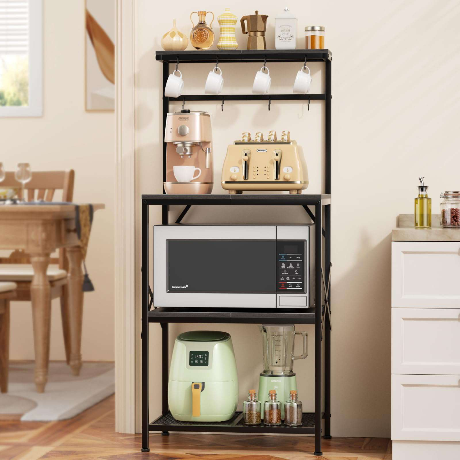 Ein schwarzes Küchenregal mit Geräten: Kaffeemaschine, Toaster, Mikrowelle, Luftfritteuse und Mixer.