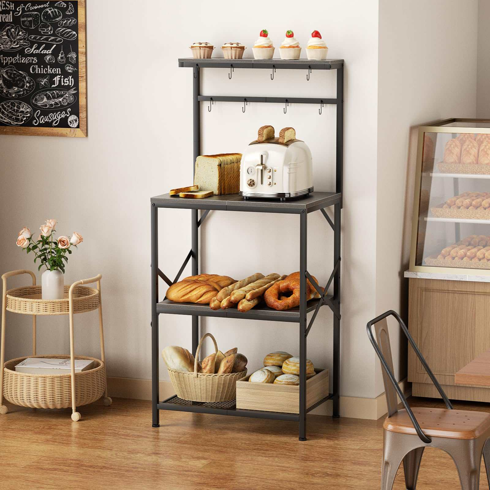 Ein Küchenregal mit Brot, Toaster und Cupcakes. Ein Weidenkorb mit Blumen steht daneben.