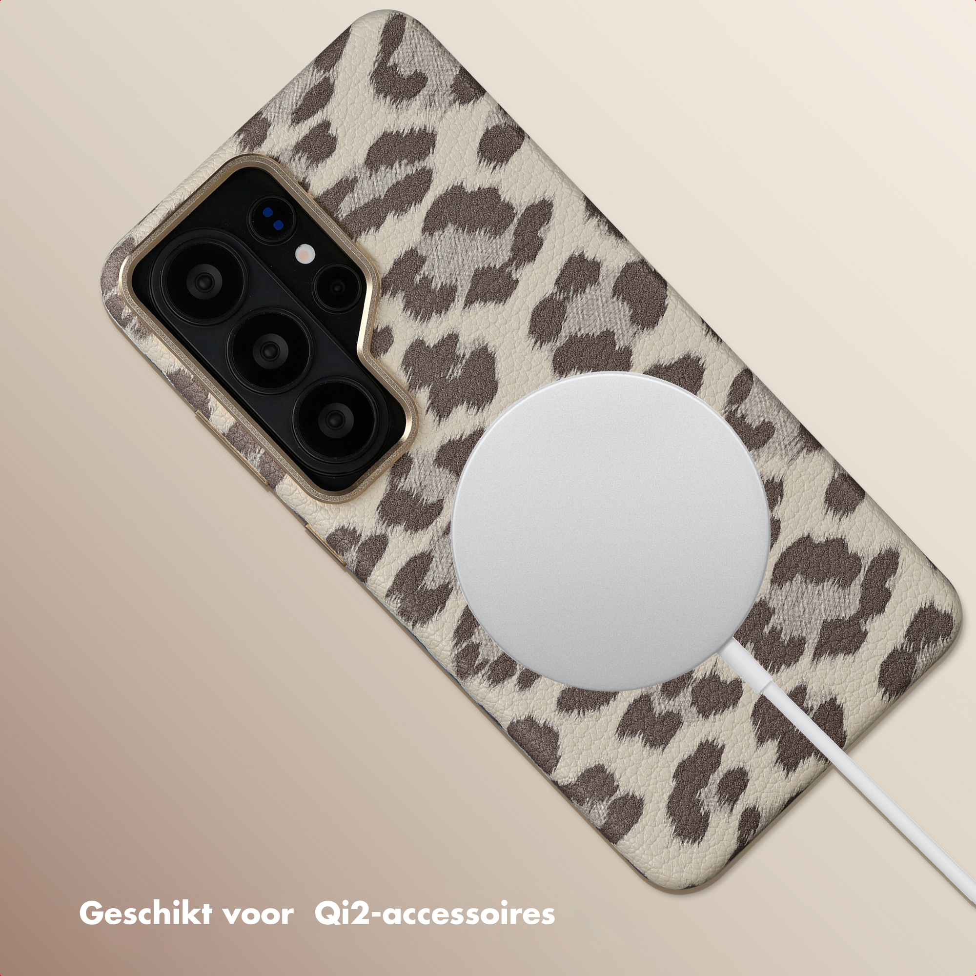 Telefoonhoesje met luipaardprint, oplaadkabel en ronde lader.