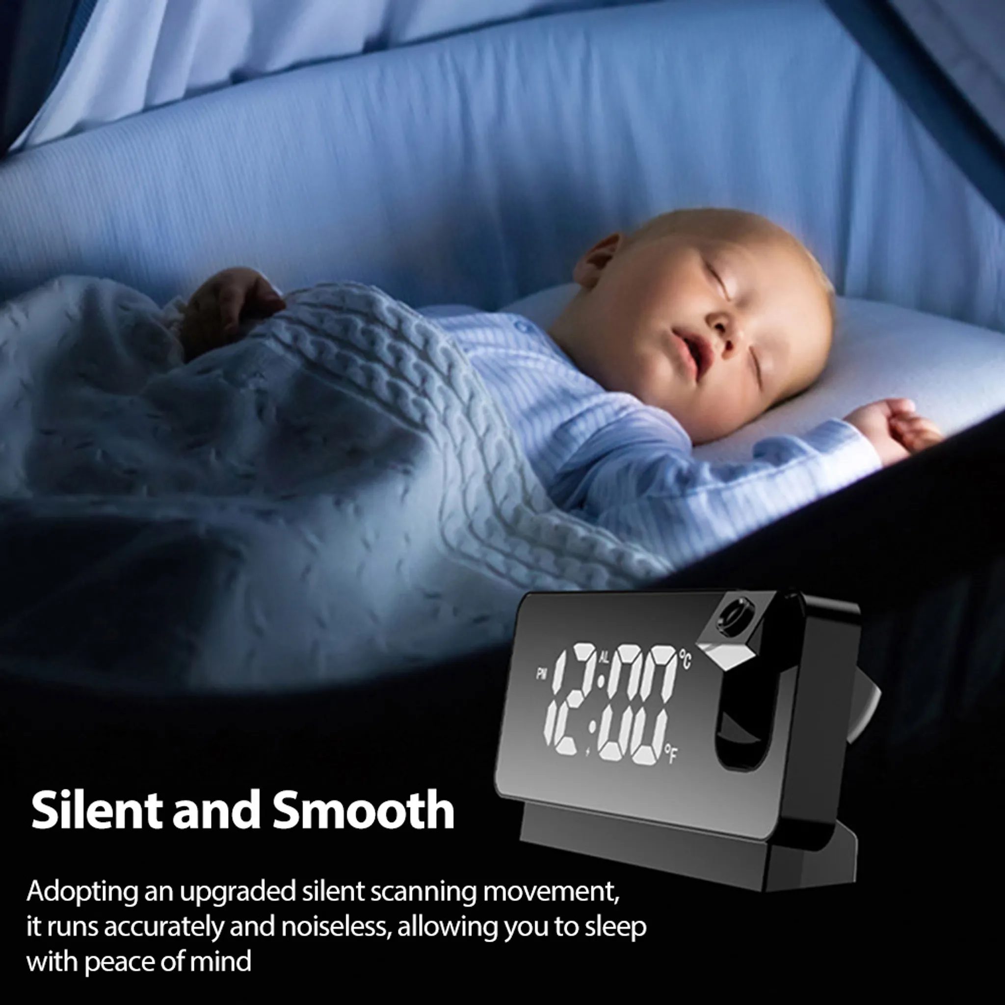 Ein Baby schläft in einem Kinderwagen neben einem digitalen Wecker.