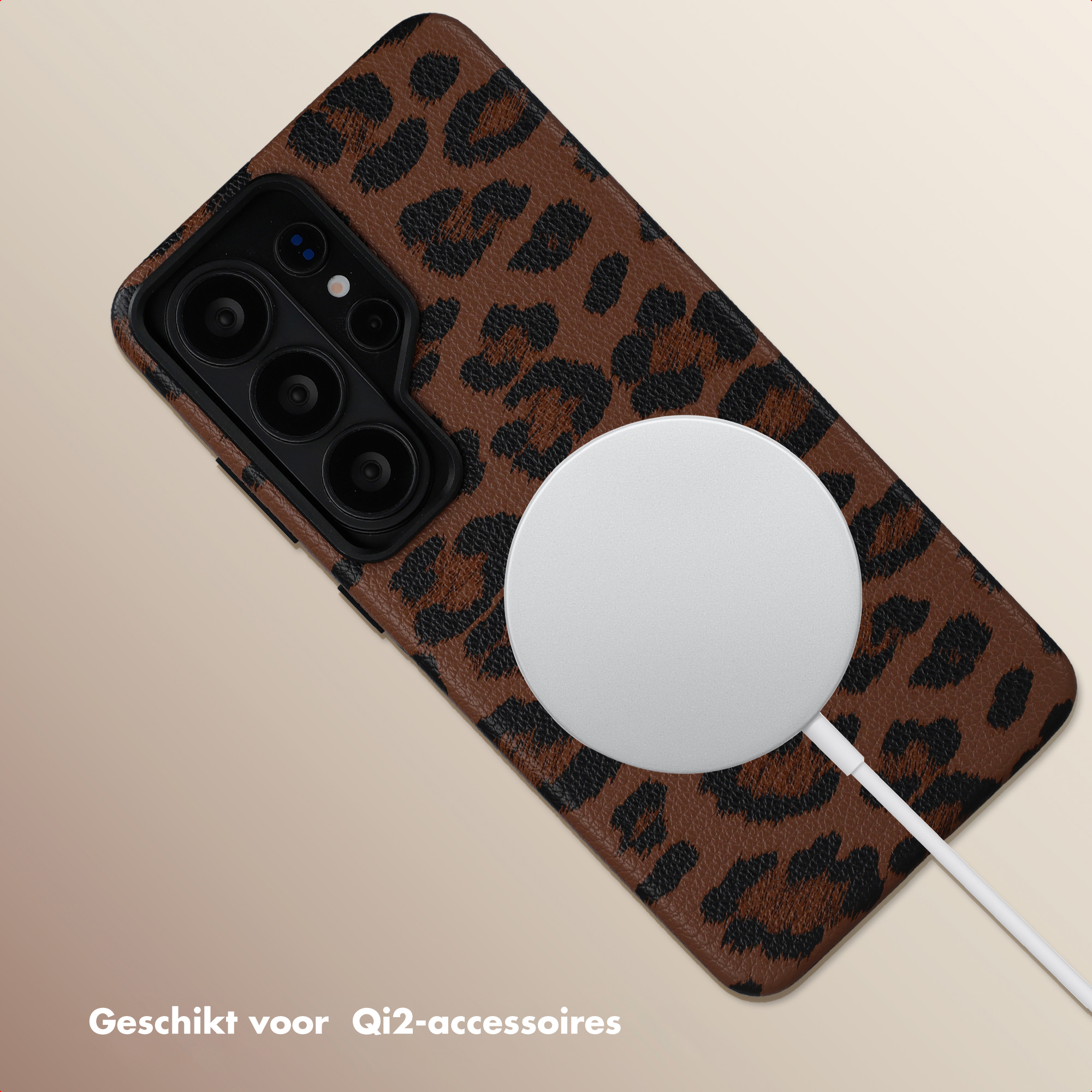 Telefono marrone con stampa leopardata e caricabatterie. Adatto per accessori Qi2.