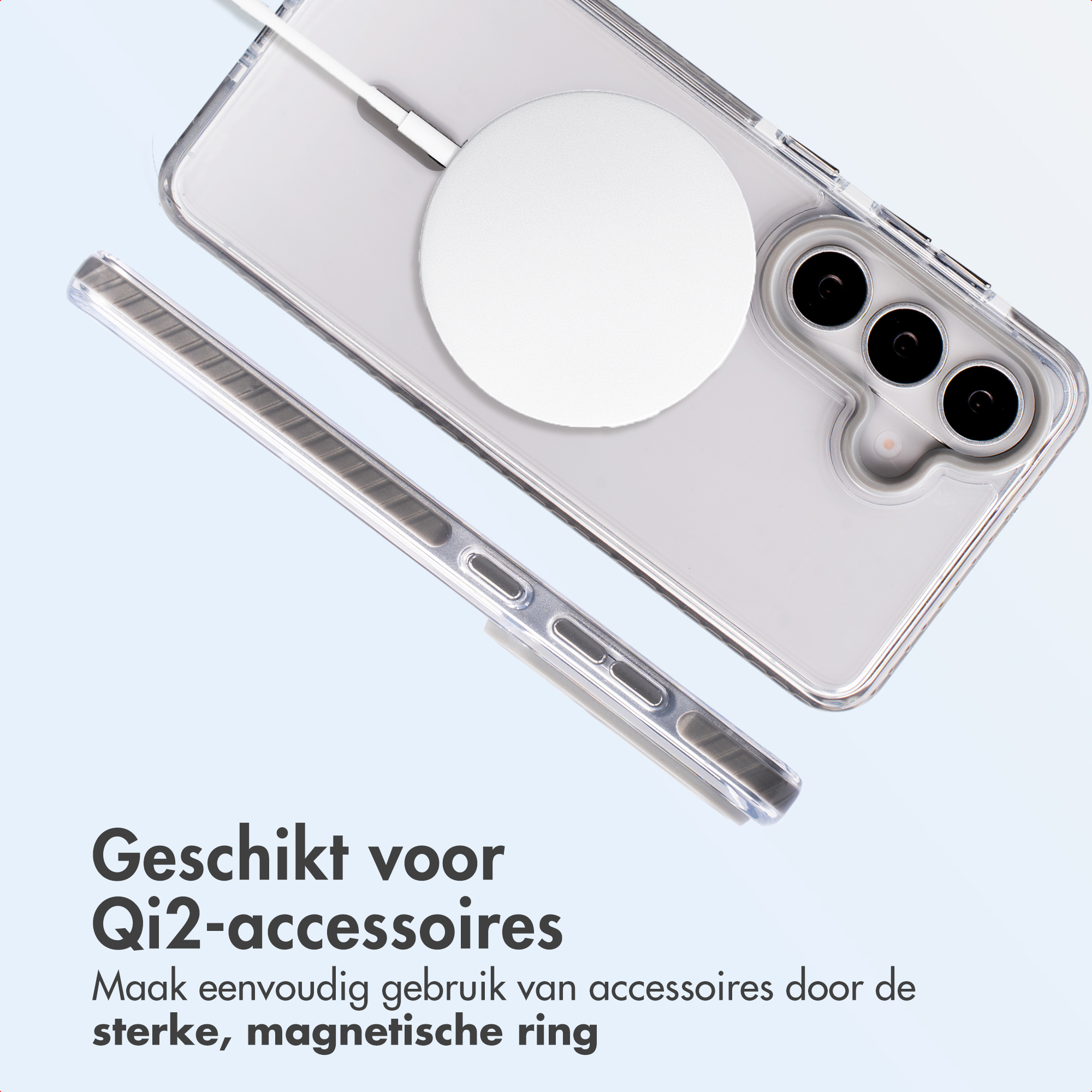 Een doorzichtige telefoonhoes met magnetisch Qi2-accessoire en kabel.