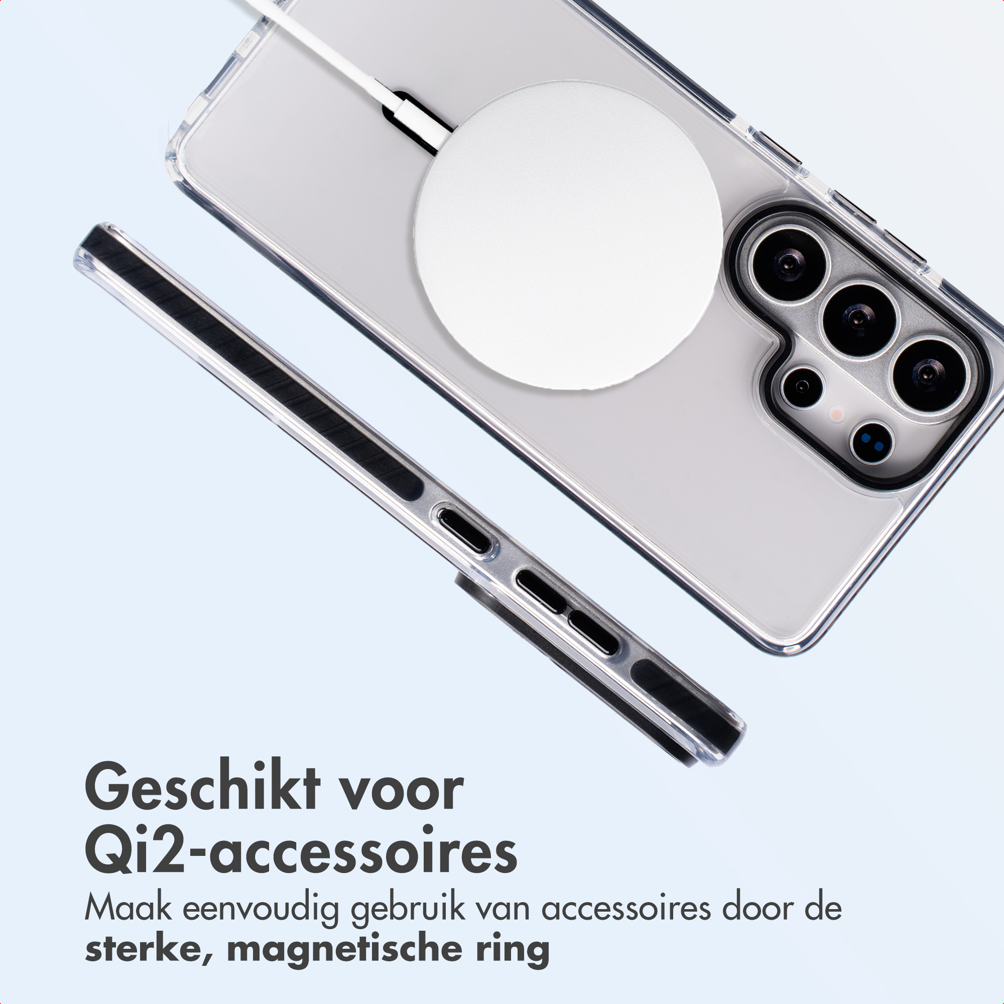 Doorzichtige telefoonhoes met MagSafe lader en telefoon.