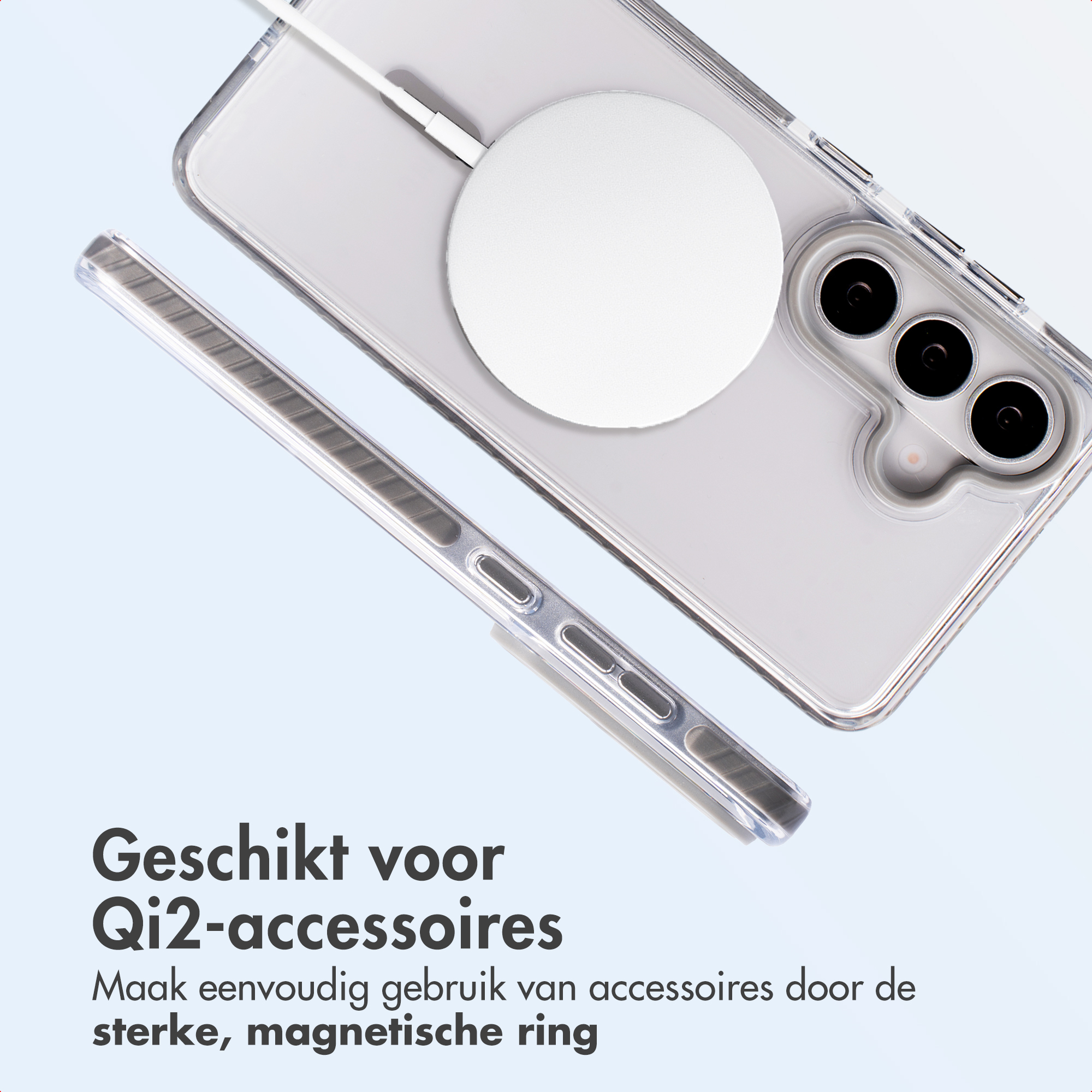 Een doorzichtige telefoonhoes met een witte magnetische oplaadeenheid en cameralenzen.