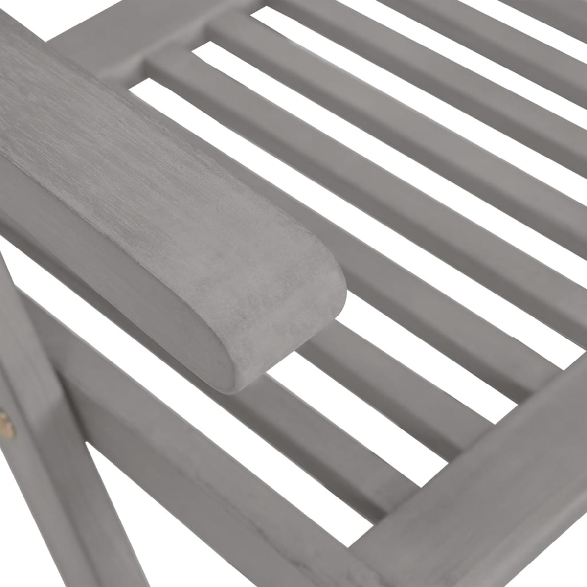 Grauer Holzstuhl mit Lattenarmlehne und Sitzfläche.