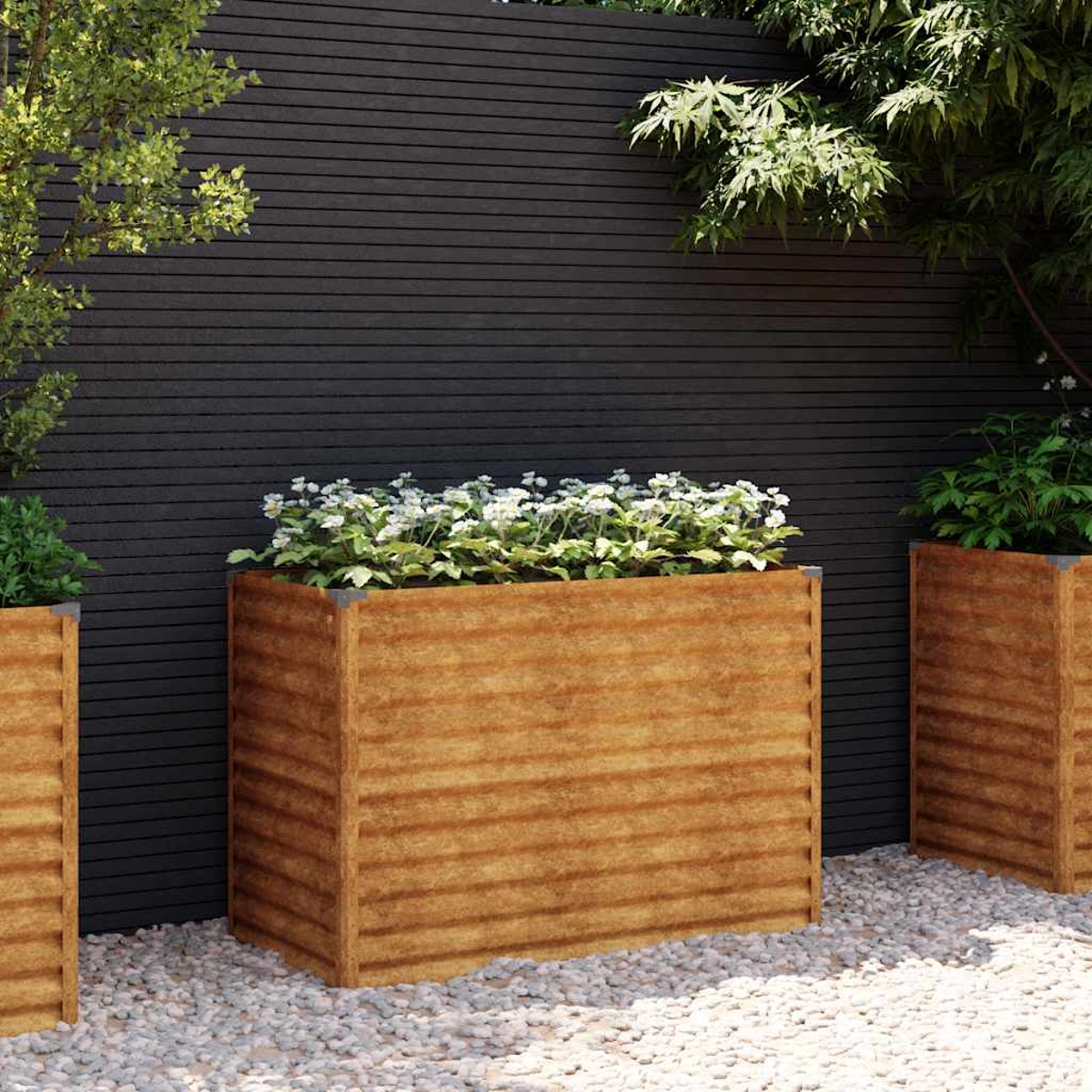 Holzpflanzkübel mit weißen Blumen vor schwarzer Holzwand.