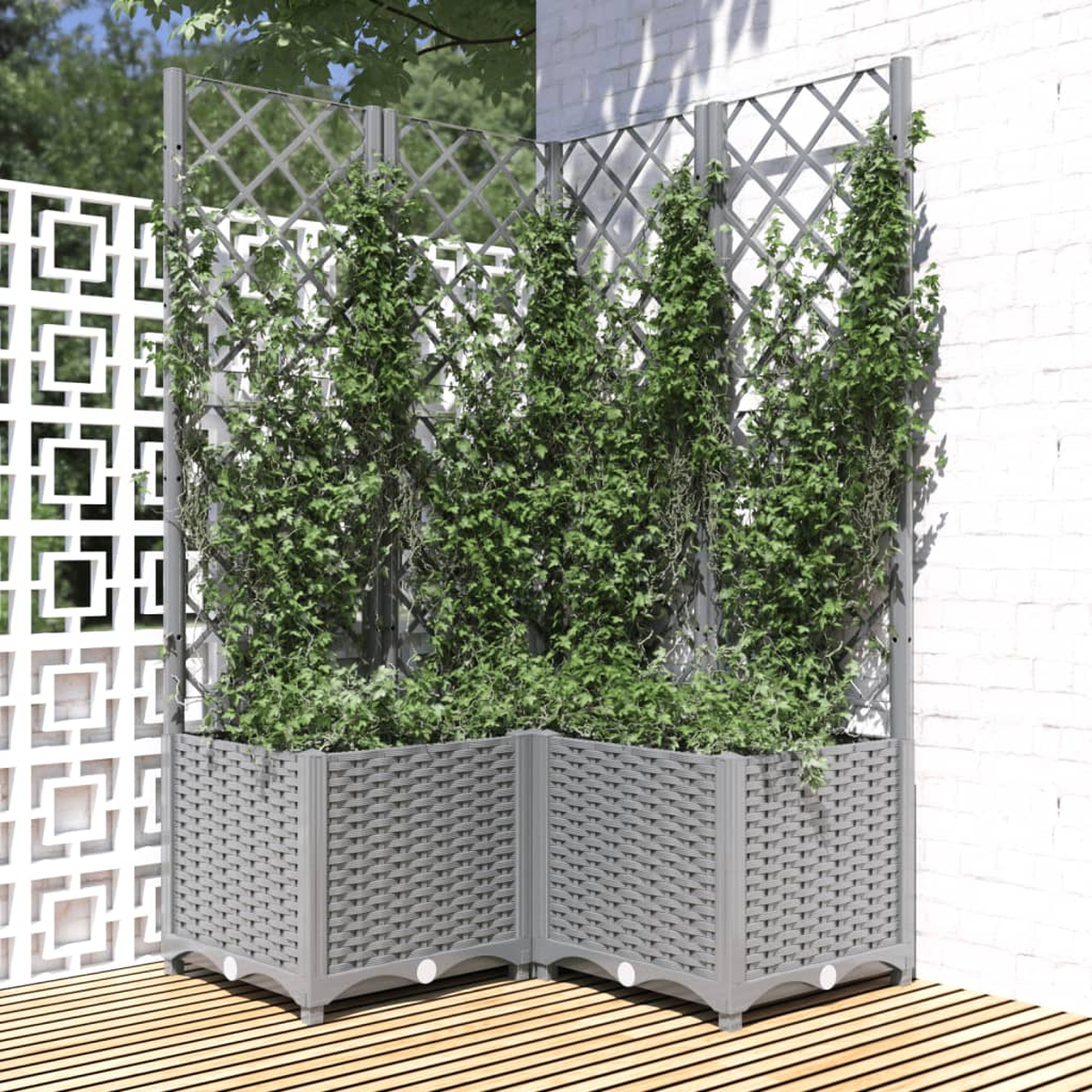 Graue rechteckige Pflanzgefäße mit Rankgittern und grünen Pflanzen auf einer Holzterrasse.