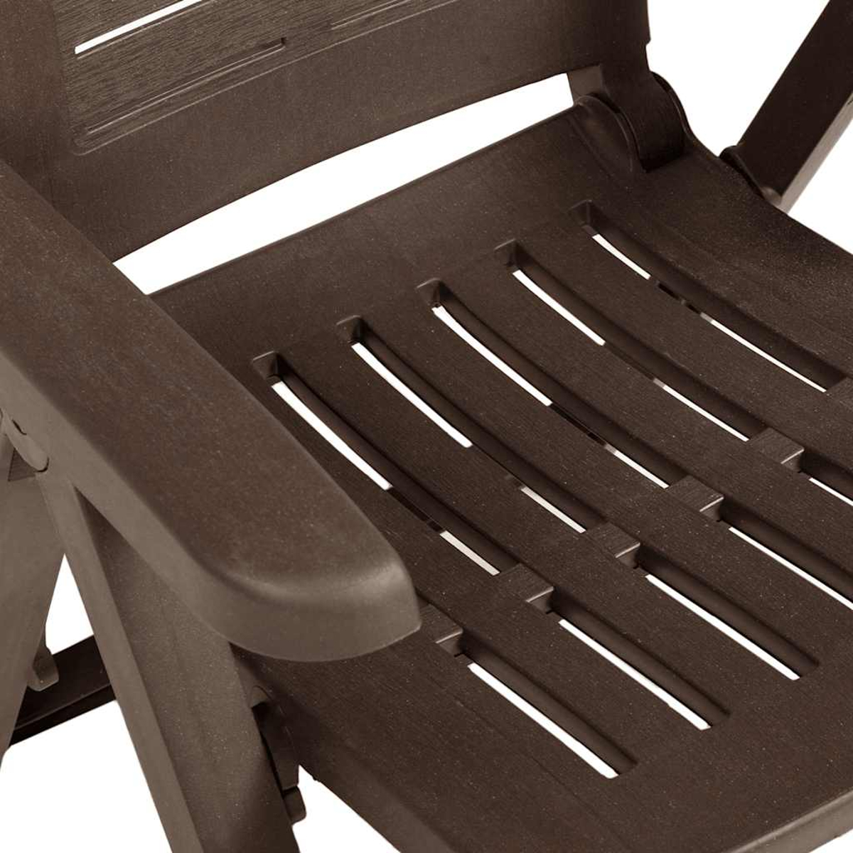 Brauner Kunststoff-Liegestuhl mit Lattenstruktur und Armlehnen.