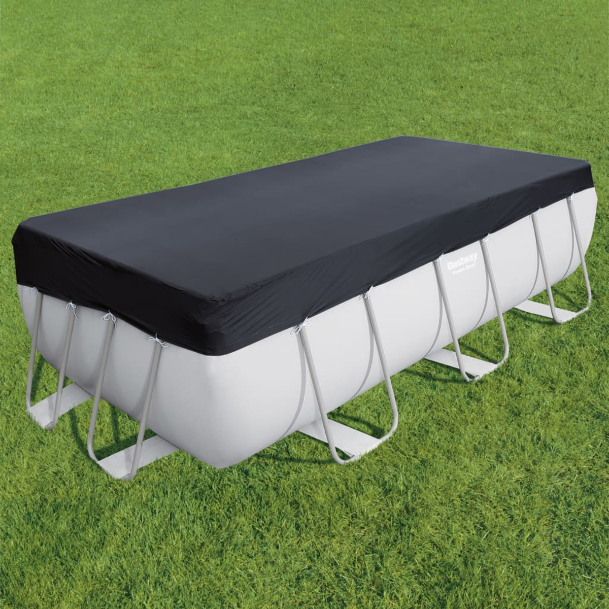 Ein rechteckiger Aufstellpool ist mit einer schwarzen Plane abgedeckt und steht auf grünem Gras.