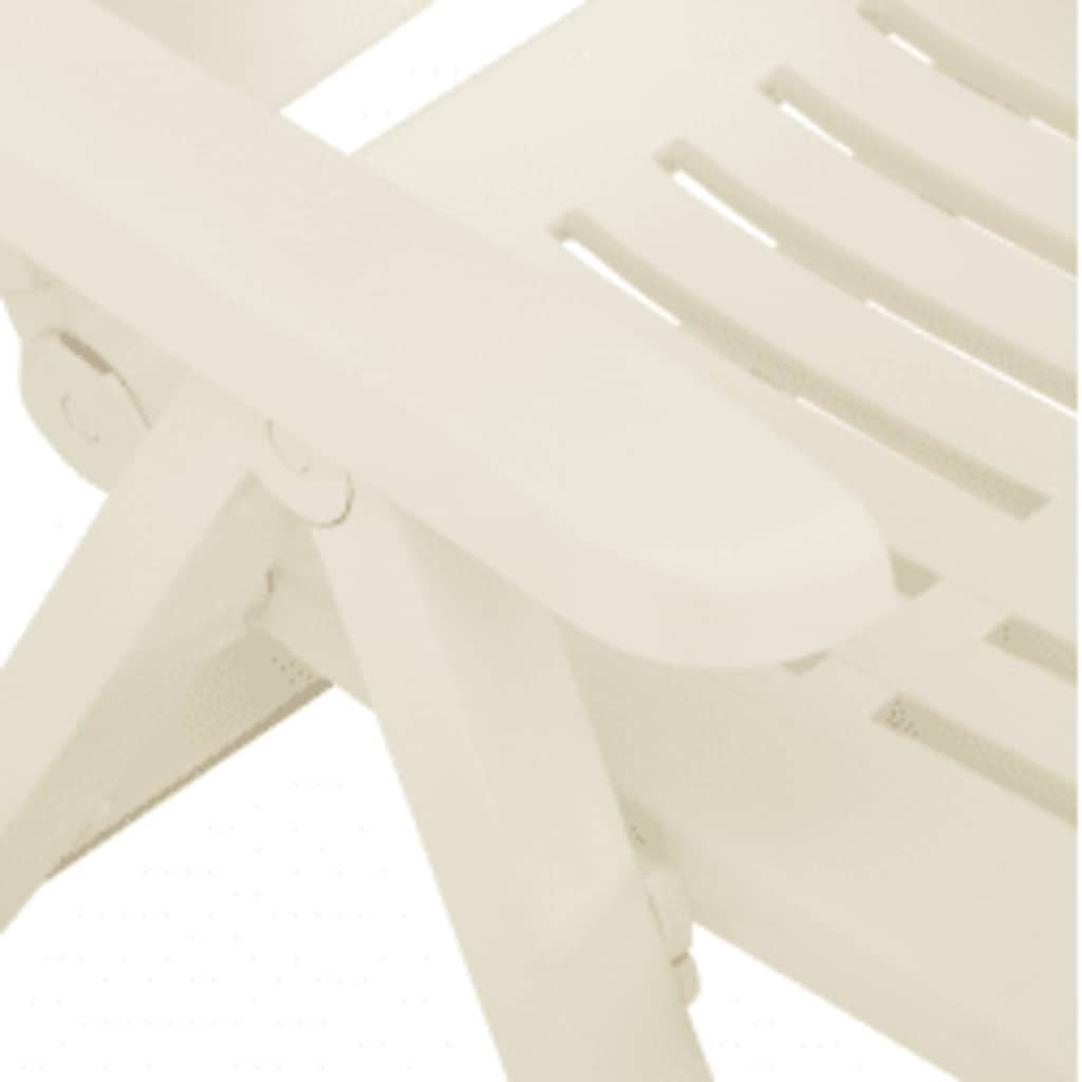 Una sedia in plastica beige con braccioli e doghe sulla seduta.