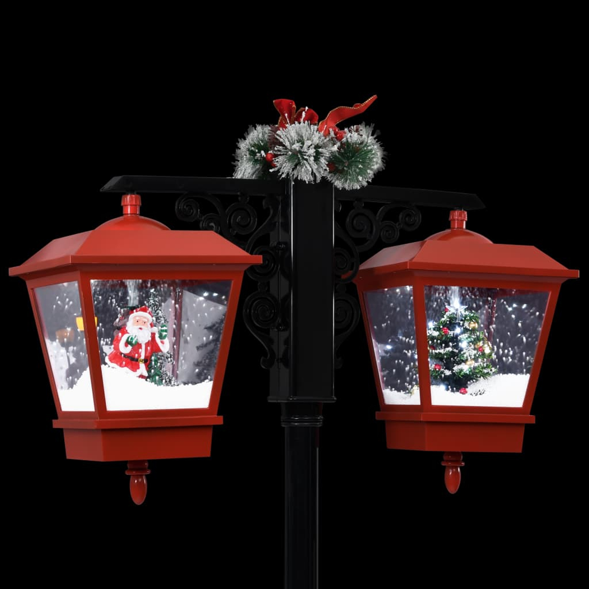 Zwei rote Laternen mit Weihnachtsmotiven an einem schwarzen Laternenpfahl.