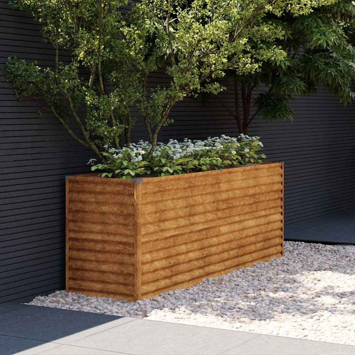 Ein Holzbottich mit weißen Blumen und Bäumen vor einer dunklen Wand.