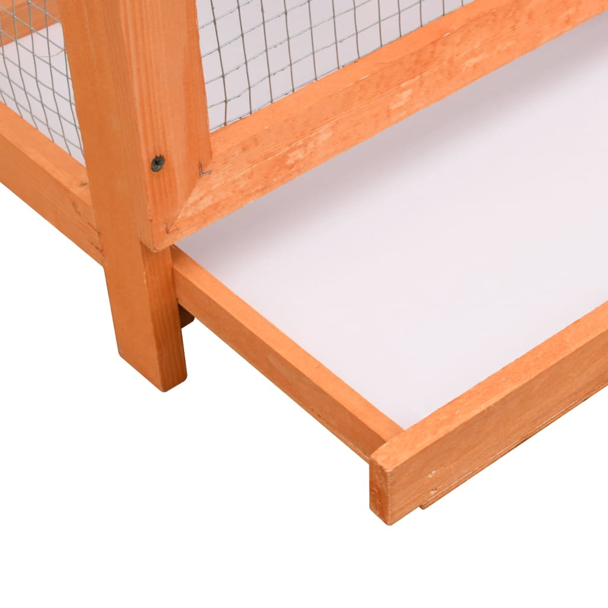 Holzrahmen mit Drahtgeflecht und weißer Schublade, Detailaufnahme.