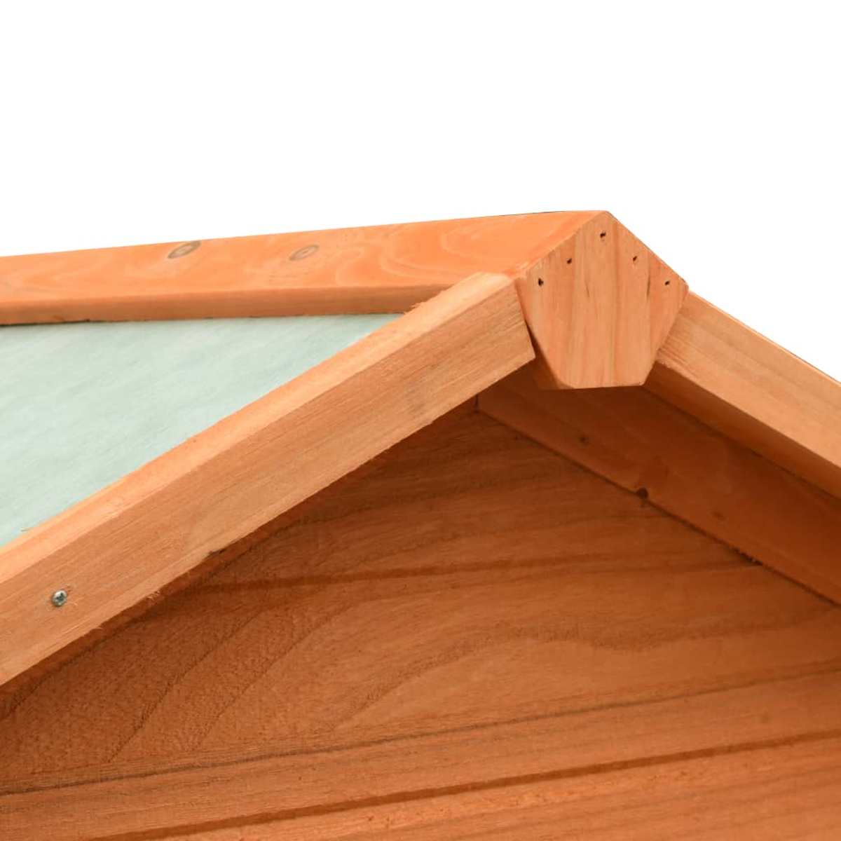Nahaufnahme der Dachkonstruktion aus Holz mit schrägen Sparren.