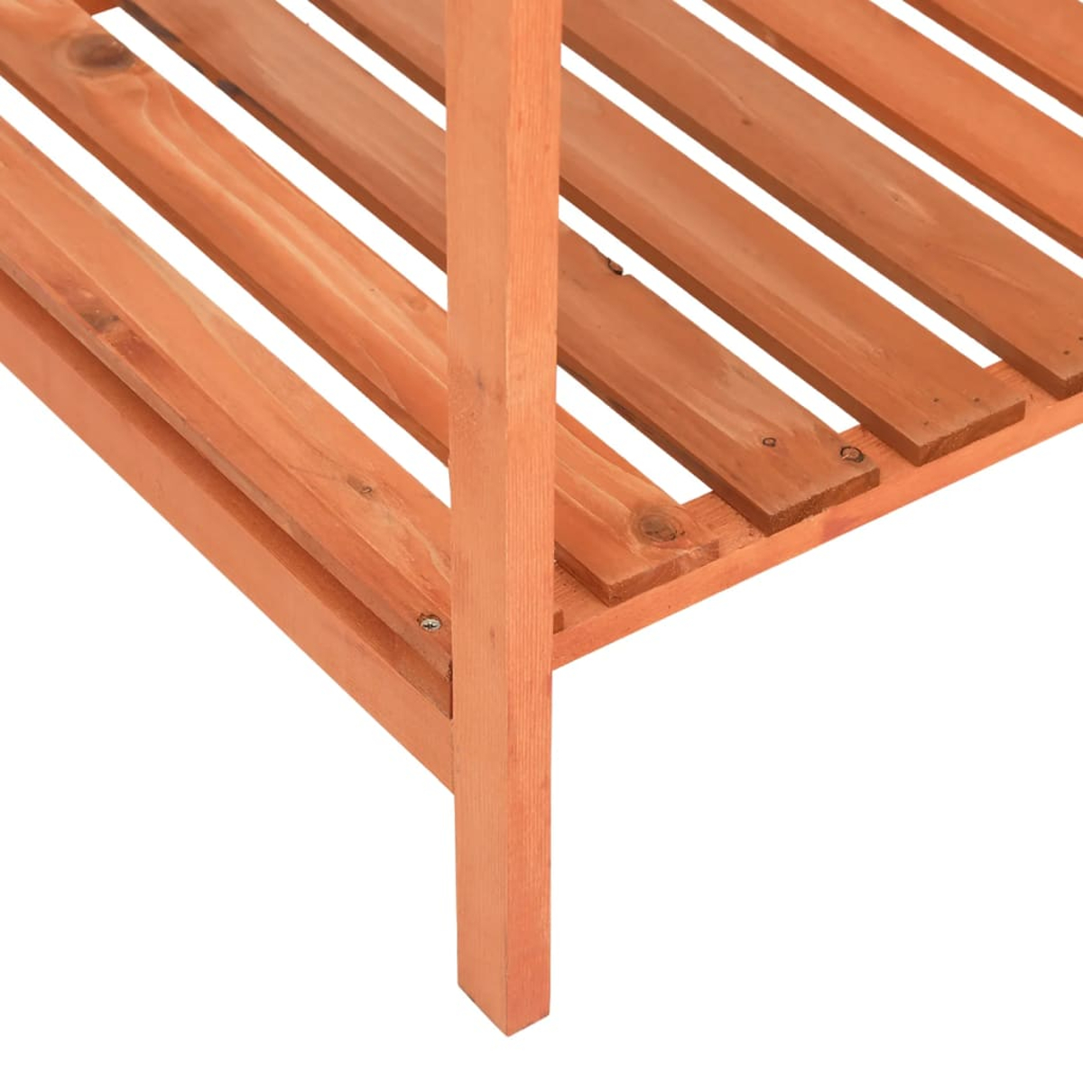 Ein Holzlagerregal mit Holzlattenböden und vertikalen Holzpfosten.
