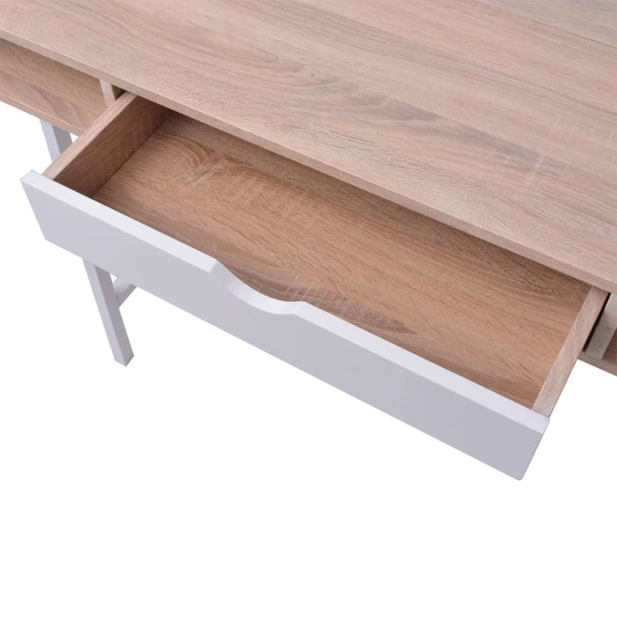 Eine offene Schublade eines hellbraunen Holzschreibtisches mit weißen Elementen.
