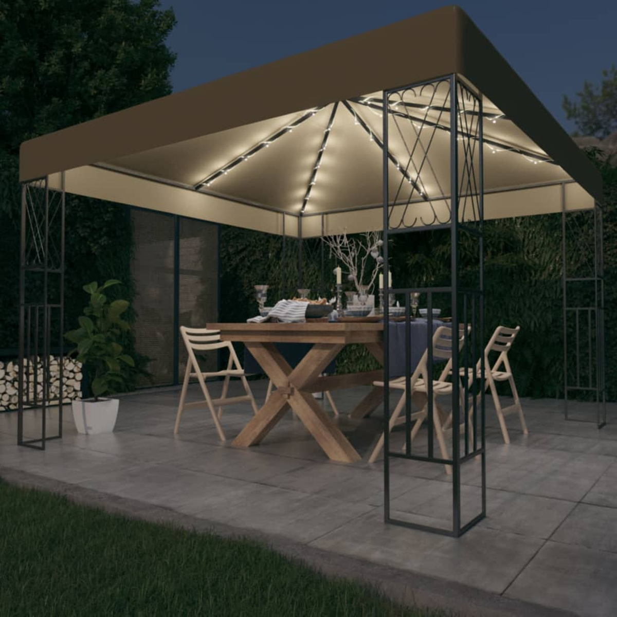 Ein Pavillon mit Lichterkette beleuchtet, ein Esstisch ist gedeckt.