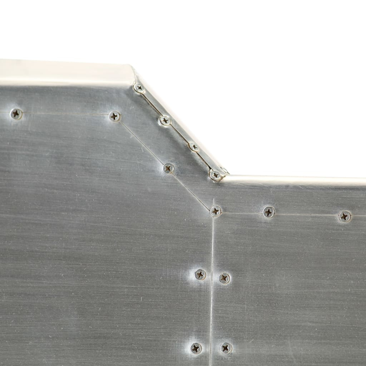 Detailaufnahme einer Aluminiumkonstruktion mit sichtbaren Schrauben.