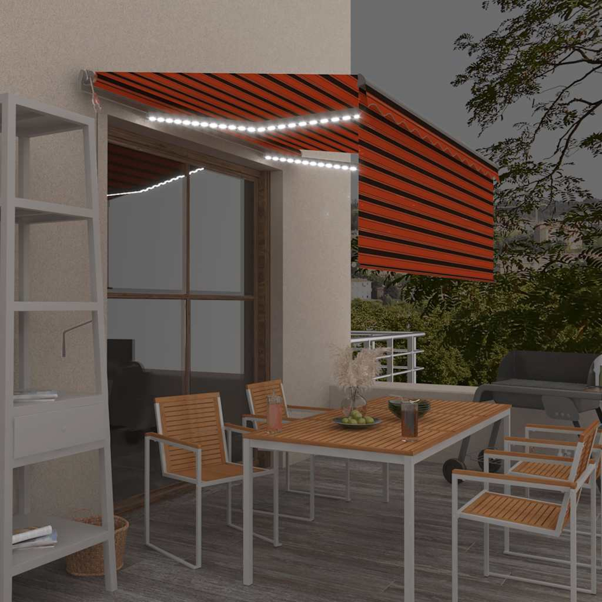 Ein Tisch und Stühle auf einer Terrasse mit einer gestreiften Markise und Lichterkette.
