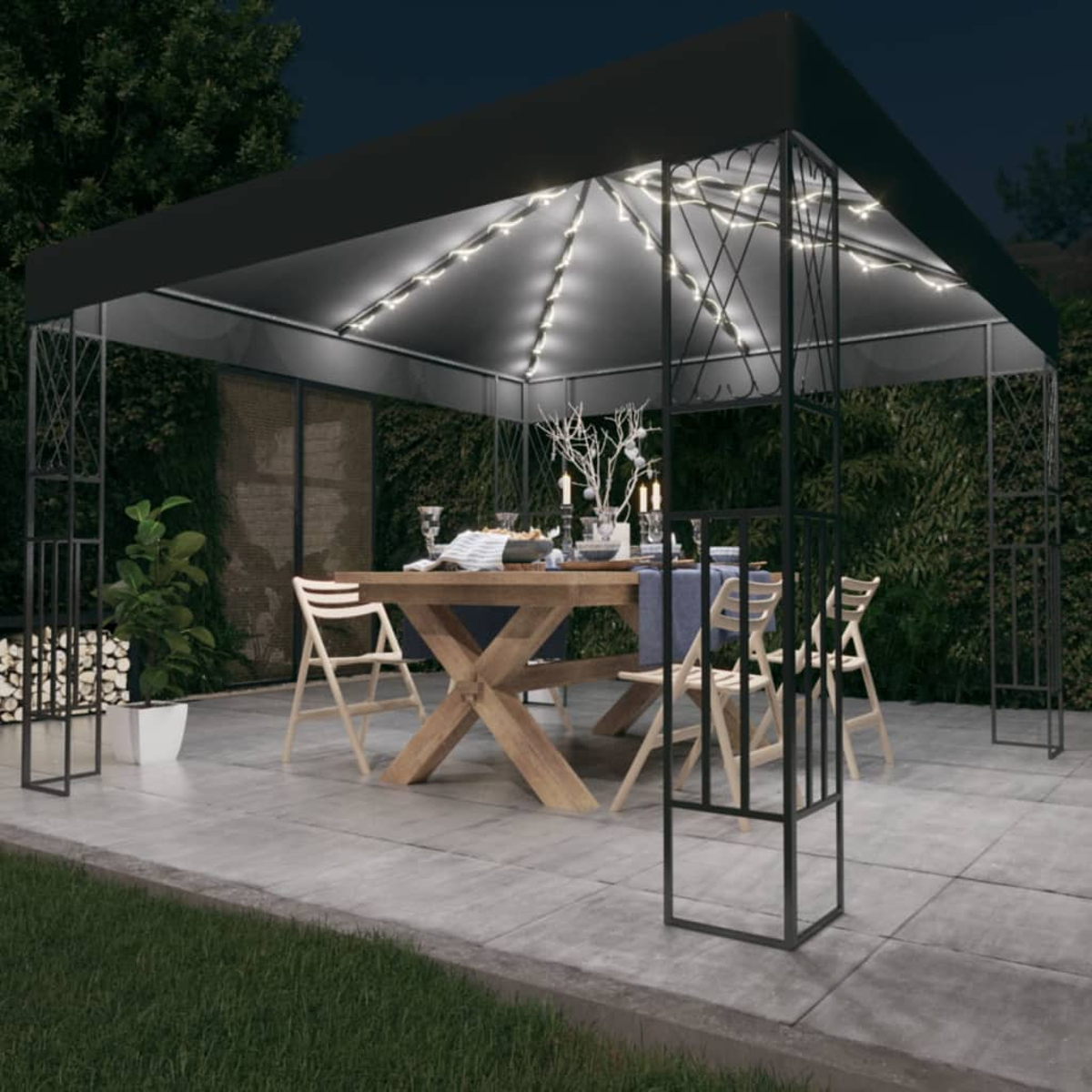Ein Gartentisch mit Stühlen unter einem Pavillon mit Lichterketten