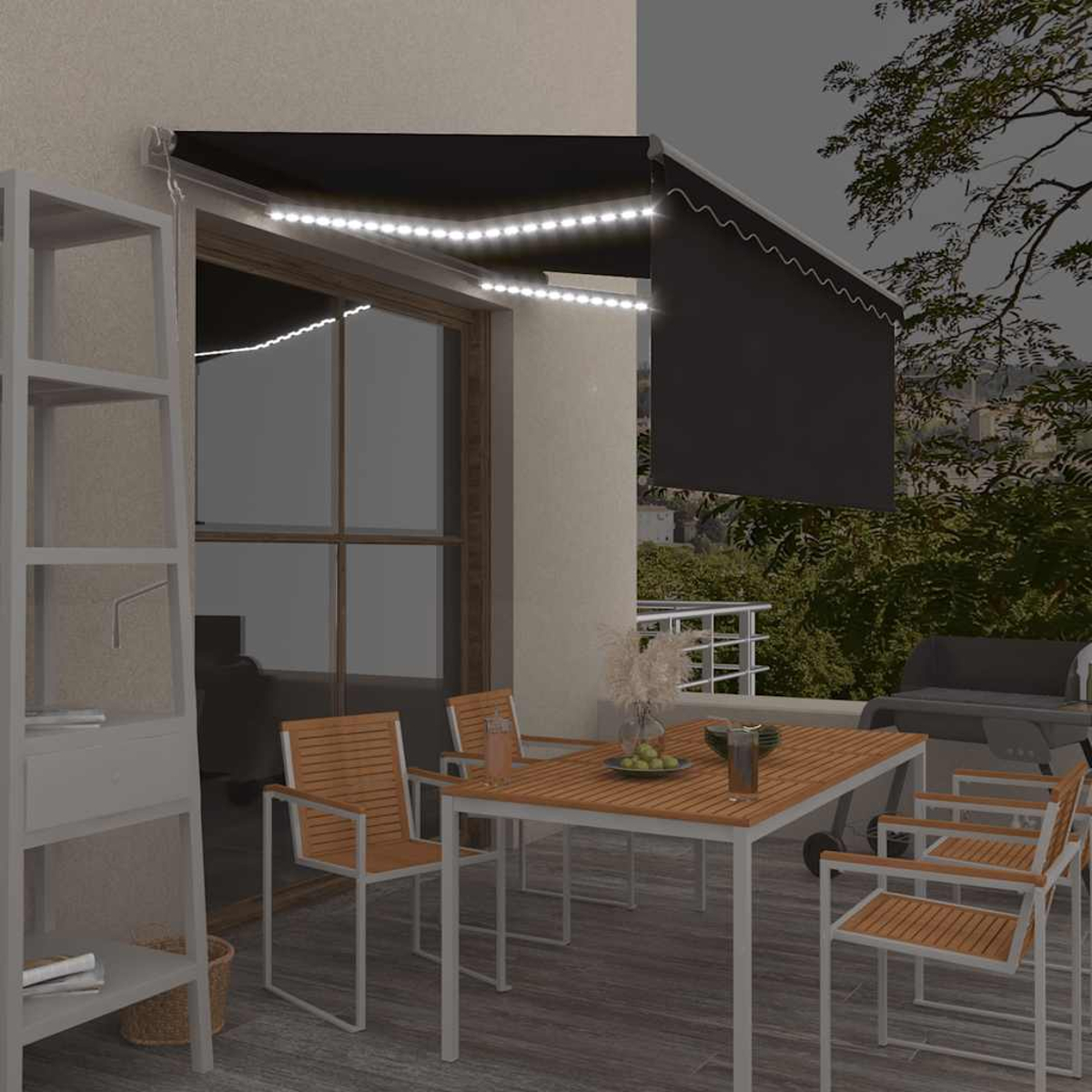 Balkon mit Tisch, Stühlen, Grill und Markise mit Lichtern.