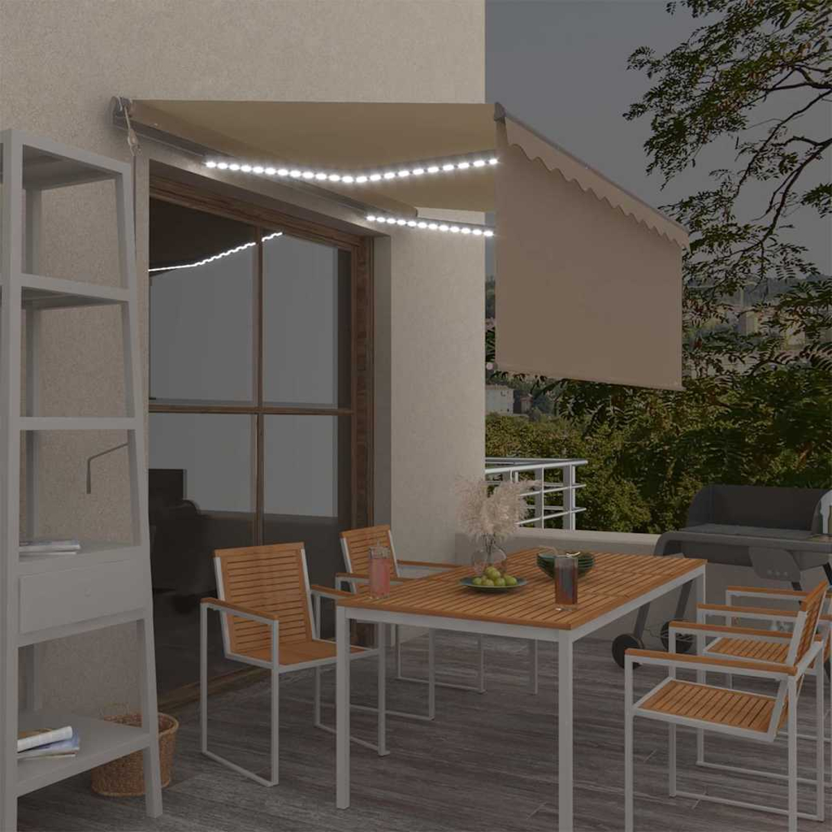 Ein Tisch mit Stühlen auf einer Terrasse mit Markise und Lichterkette.