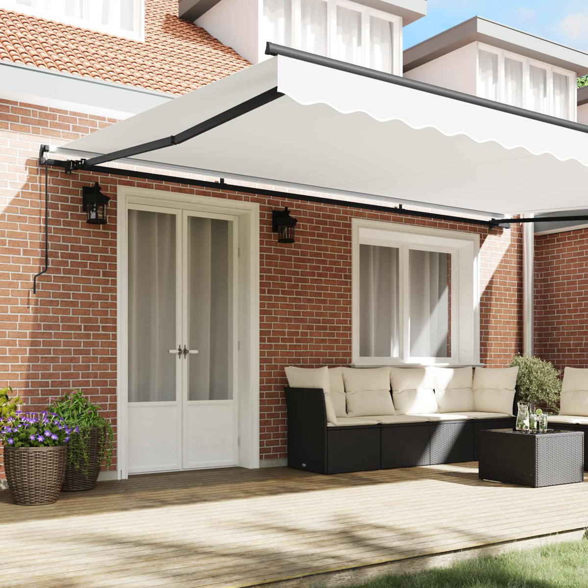Una tenda da sole bianca estesa su un patio in legno con mobili.