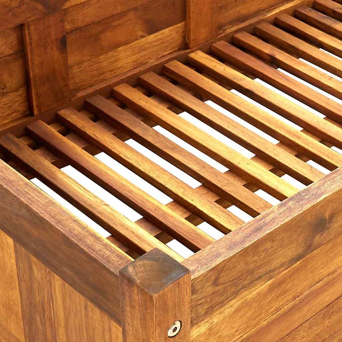 Eine Nahaufnahme einer Holzbank mit Lattenrost-Sitzfläche.