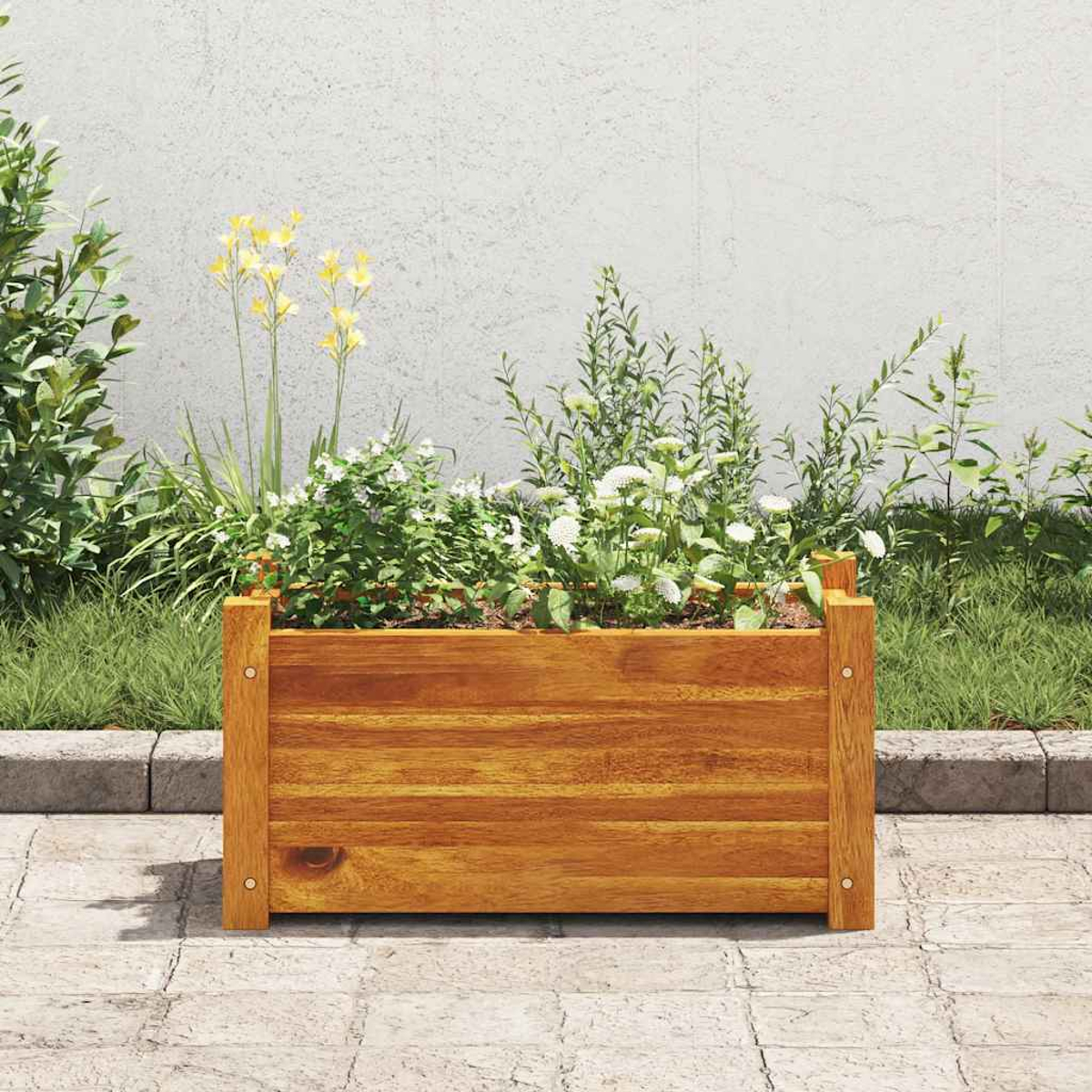 Hölzerner Pflanzer mit weißen und gelben Blumen auf einer Steinterrasse, mit grünem Gras und Wand.