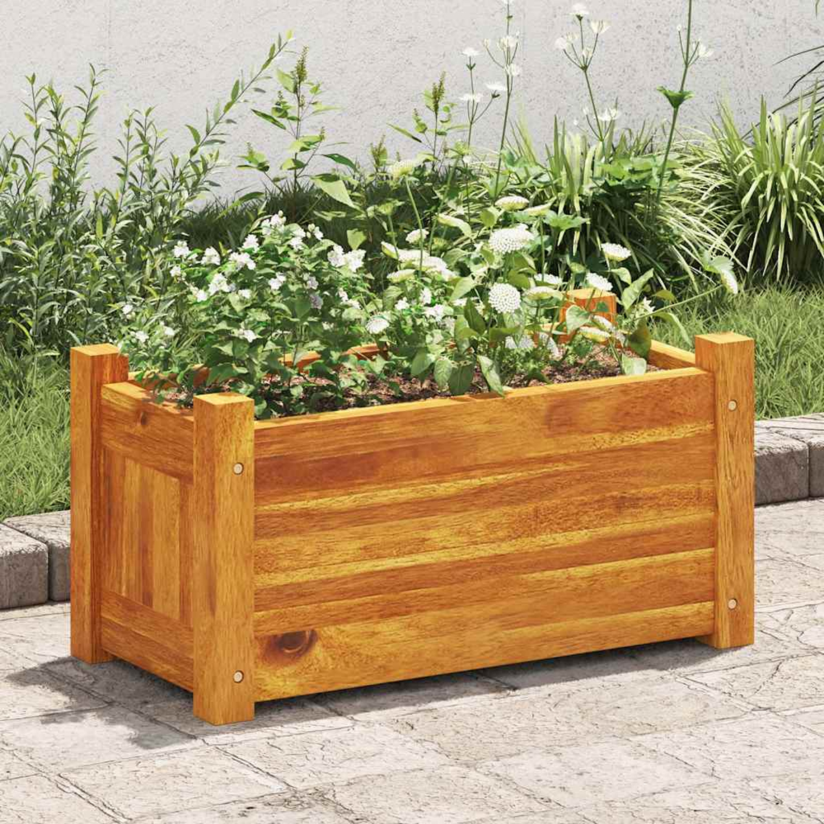 Ein hölzerner Hochbeet mit weißen und grünen Pflanzen auf einer gepflasterten Terrasse.