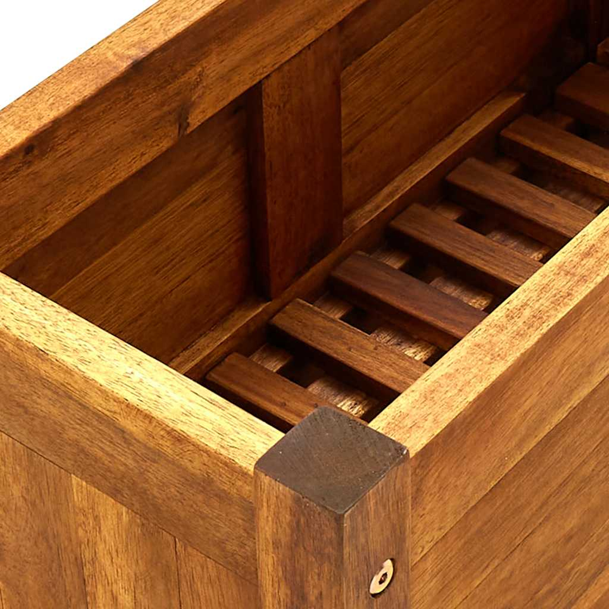 Holzgefäß mit Lattenboden, Innenansicht.