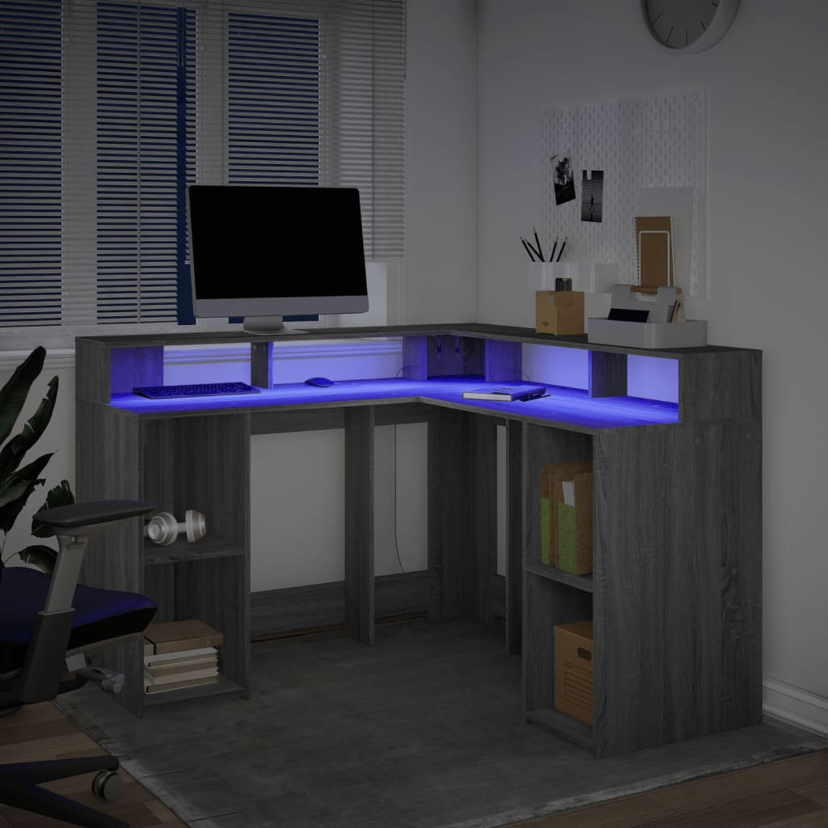 Moderner Eckschreibtisch mit LED-Beleuchtung, Computermonitor, Tastatur und Maus.