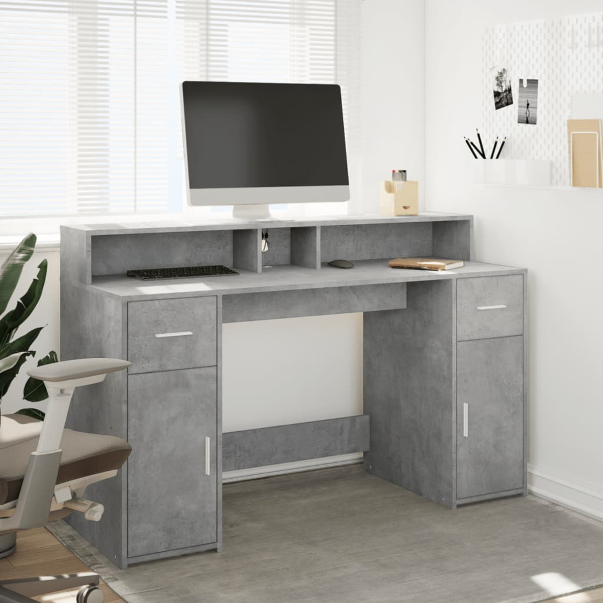 Moderner grauer Schreibtisch mit Computermonitor, Tastatur, Maus und Schubladen.