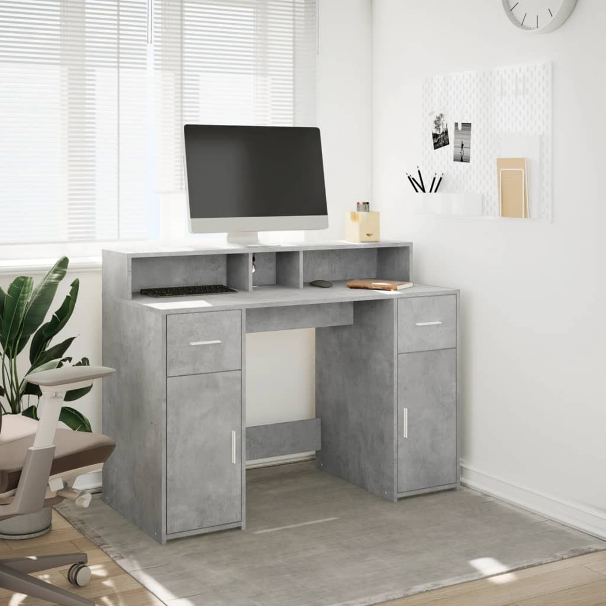 Grauer Schreibtisch mit Computer, Tastatur, Schubladen und Schrank.