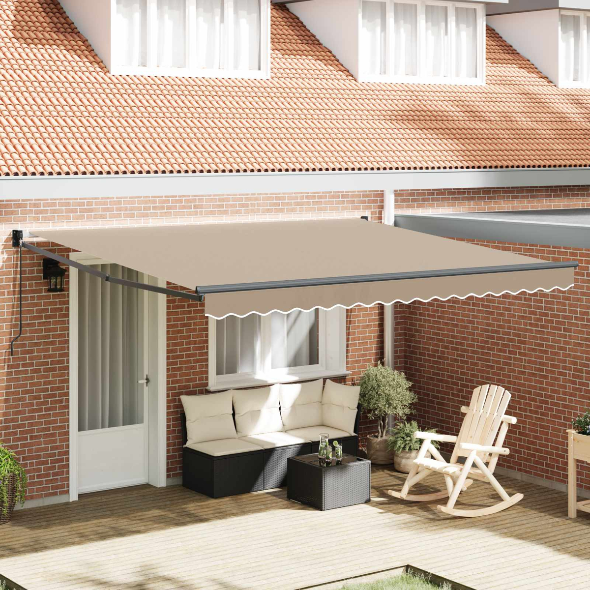 Eine beige Markise überspannt eine Terrasse mit Möbeln und einem Schaukelstuhl.