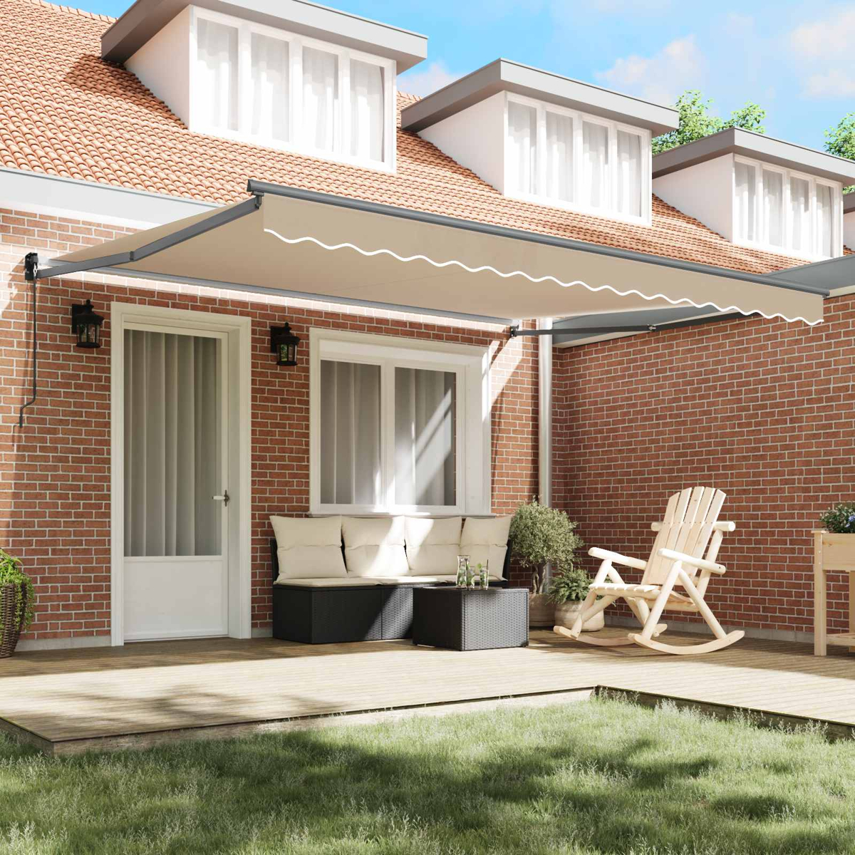 Eine beige Markise erstreckt sich über eine Ziegelterrasse mit Gartenmöbeln und Gras.