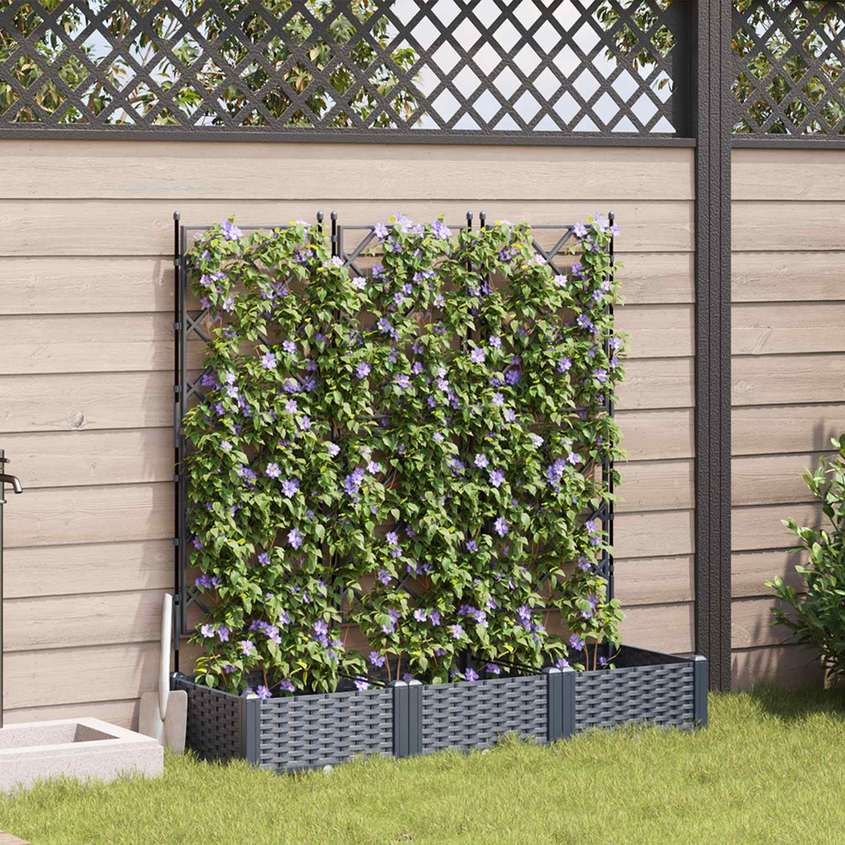 Un giardino verticale con fiori viola e foglie verdi su una recinzione a doghe di legno.