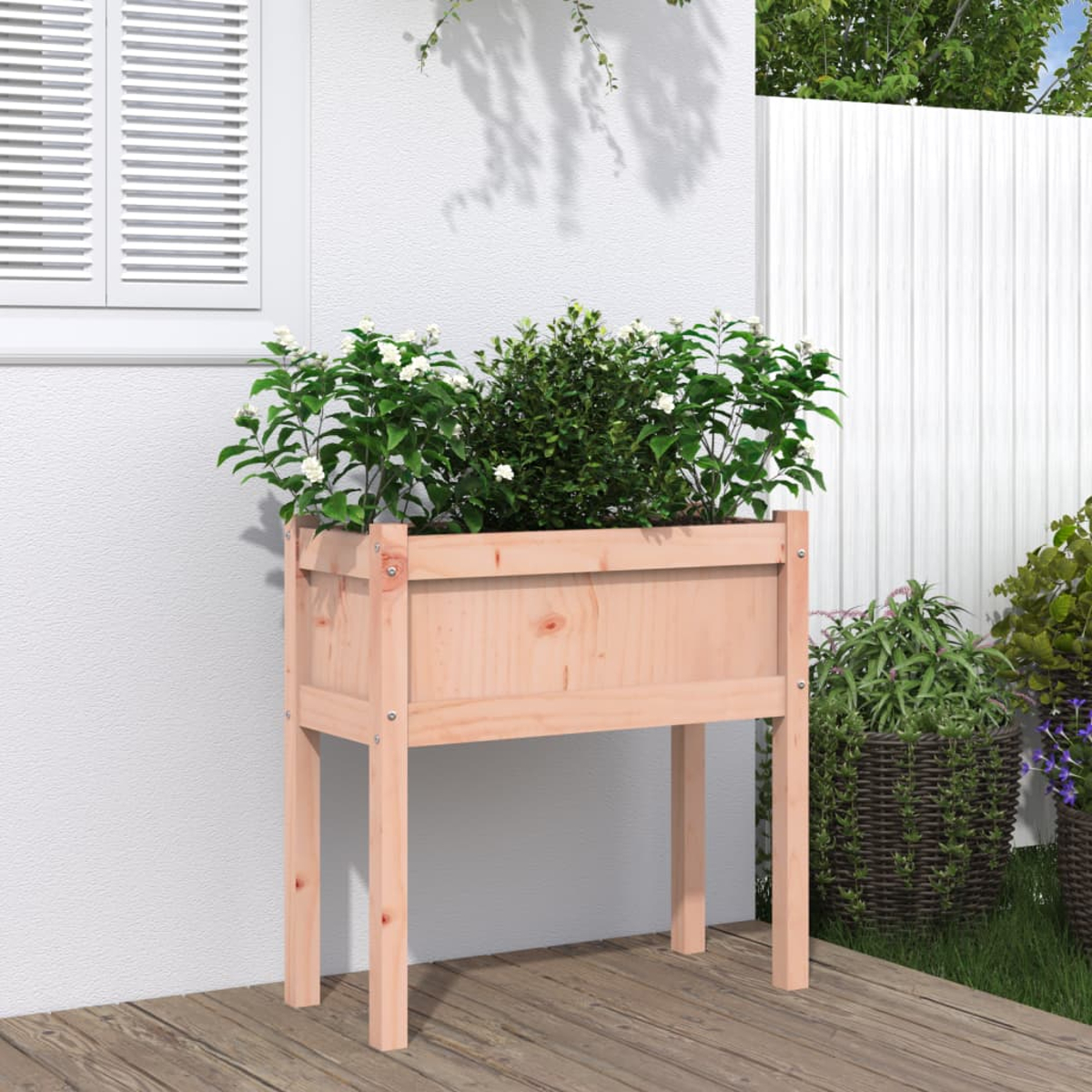 Hölzerner Hochbeet mit grünen Pflanzen und weißen Blumen auf einer Terrasse.