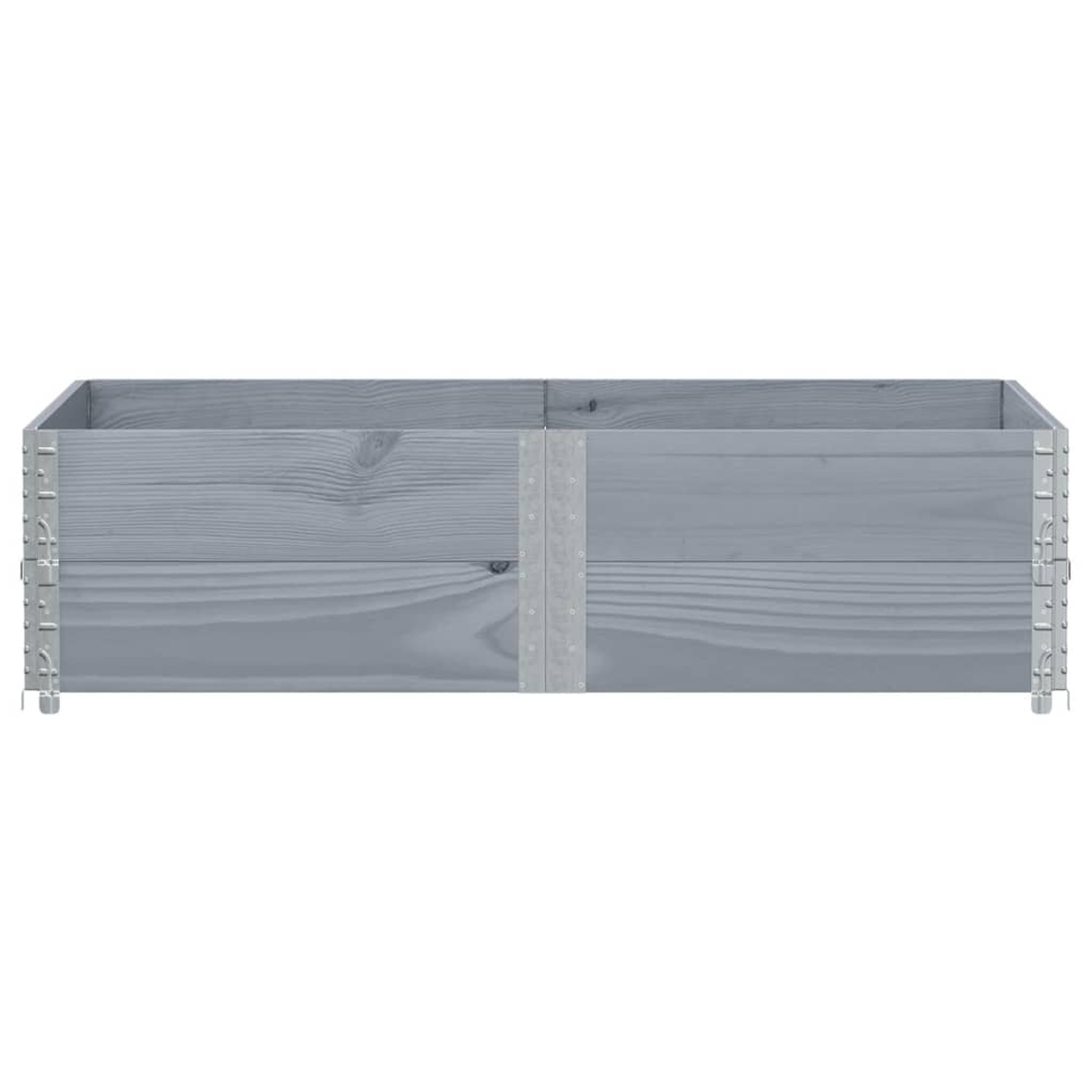 Costruzione di aiuola rialzata in legno grigio con rinforzi angolari metallici.