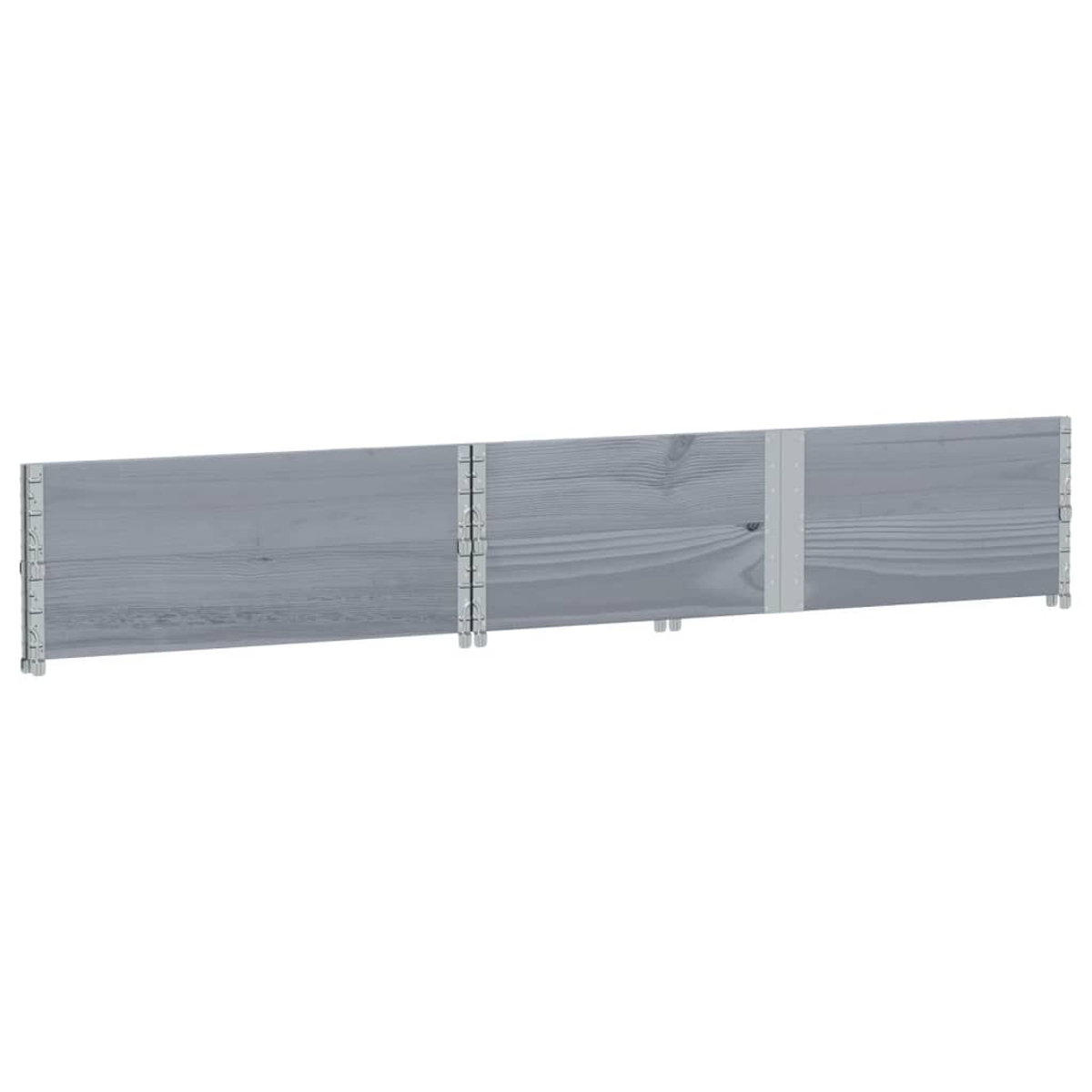 Recinzione in legno grigio con connettori metallici, isolata.