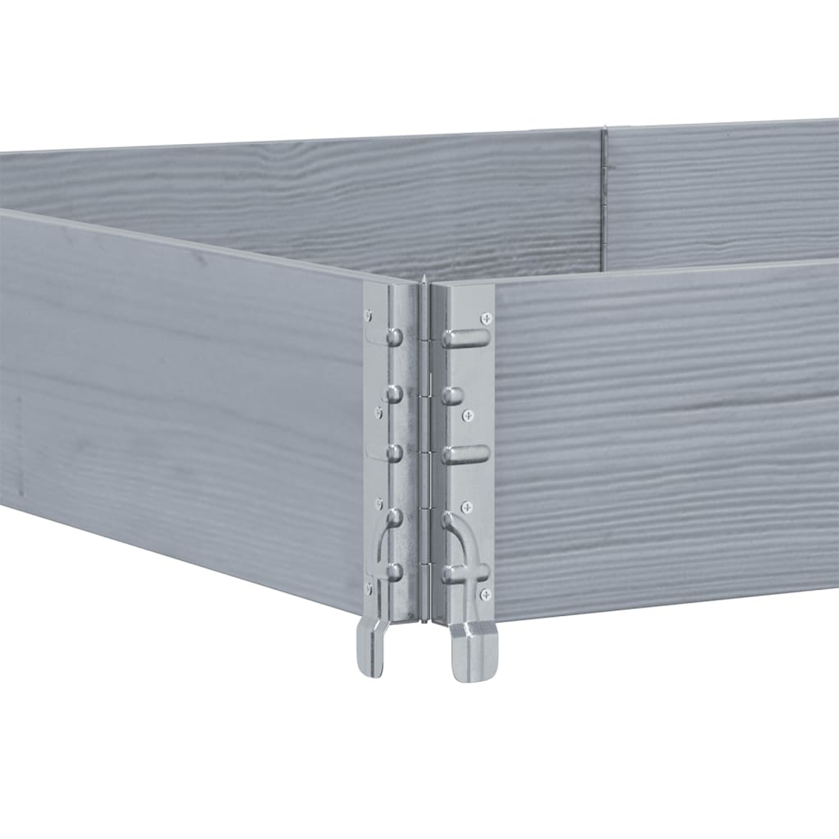 Vista ravvicinata di un angolo di fioriera in legno grigio con cerniere metalliche.