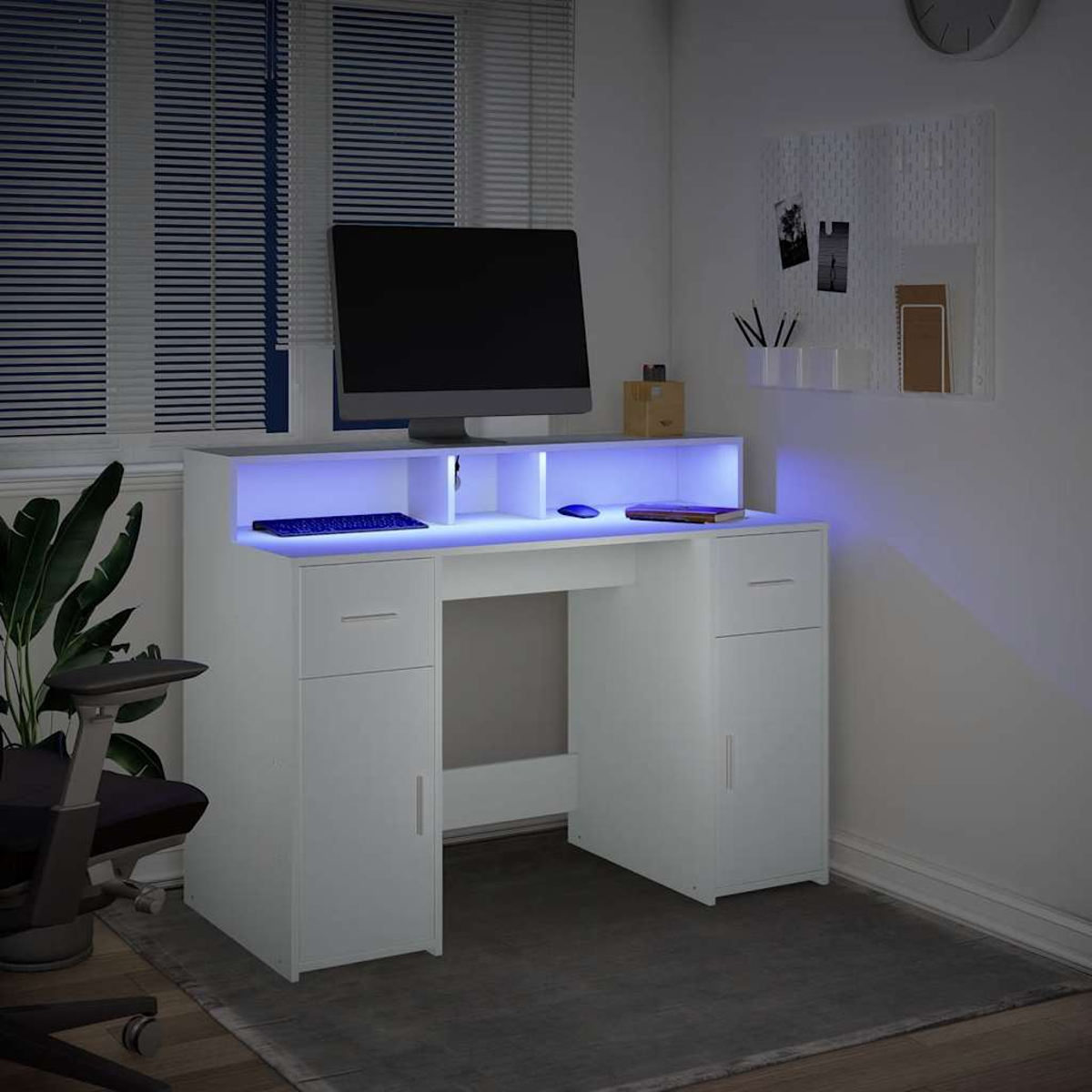 Moderner weißer Schreibtisch mit blauem Licht, Computermonitor, Tastatur und Maus.