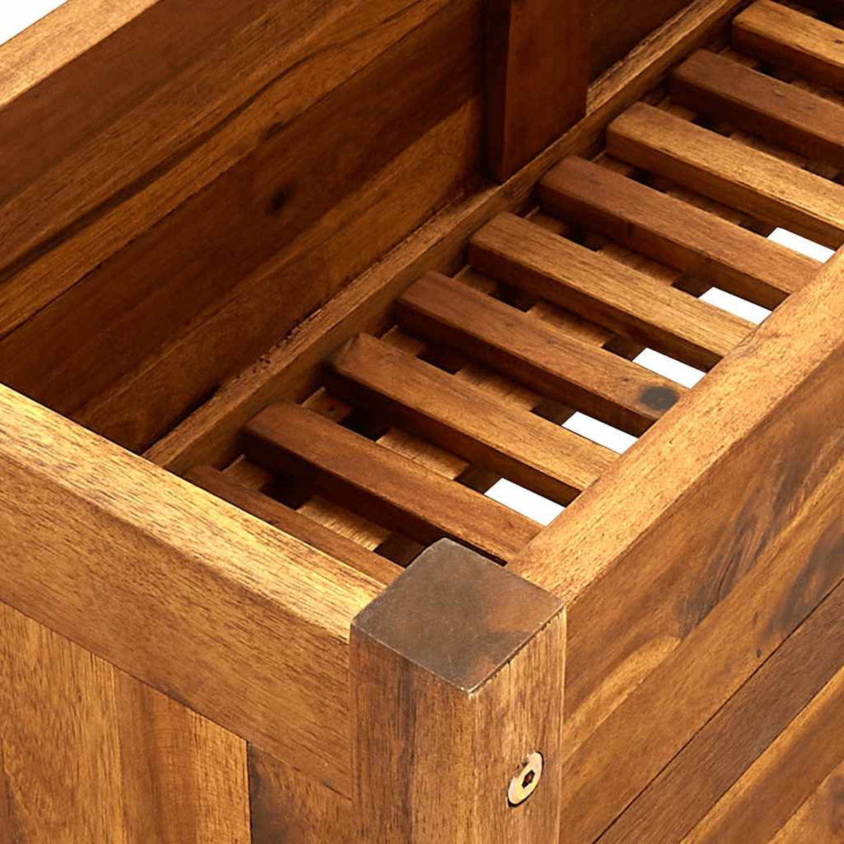 Detailaufnahme eines Holzbehälters mit Lattenboden und sichtbarer Maserung.