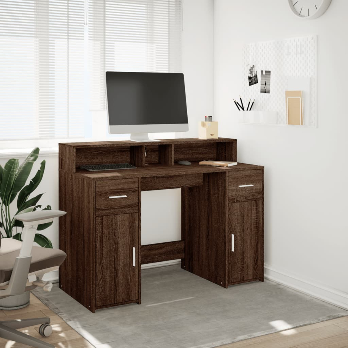 Ein Computertisch aus dunklem Holz mit Monitor, Tastatur und Maus. Seitenschränke und Schubladen sind sichtbar.