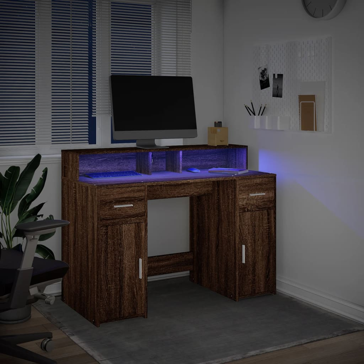 Ein Schreibtisch mit einem Monitor, Tastatur, Maus und blauer Beleuchtung.