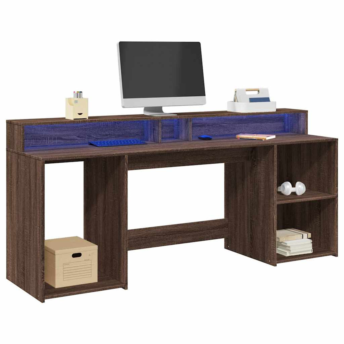 Ein dunkler Computertisch aus Holz mit blauen LED-Leuchten, Monitor, Tastatur und Regalen.