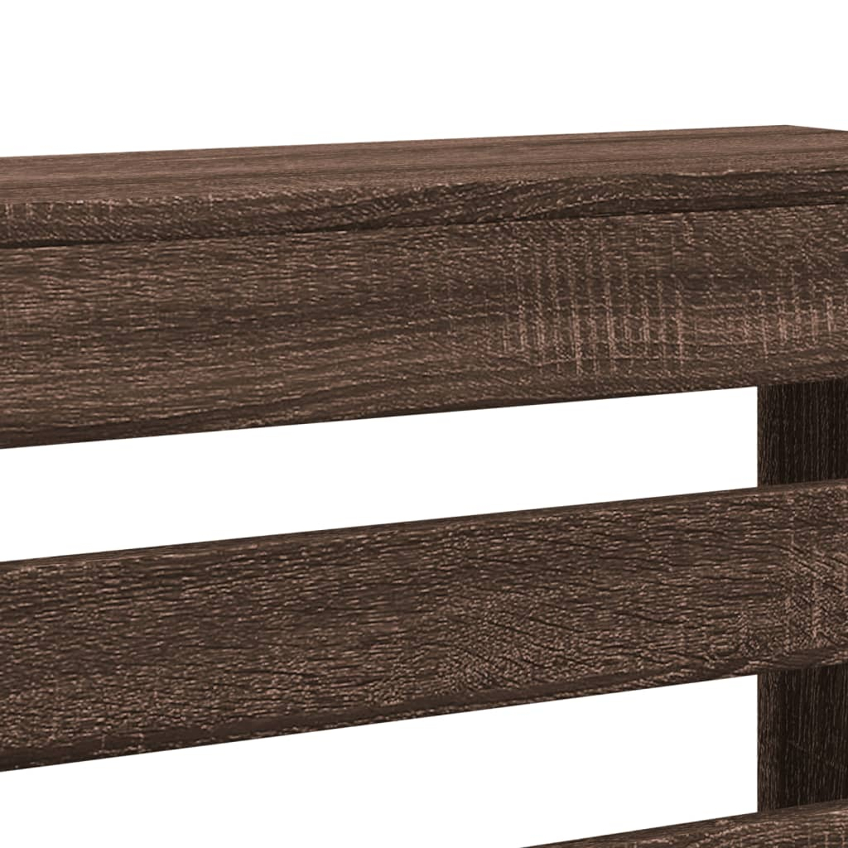 Dunkelbraunes Holzregal mit sichtbarer Maserung. Weißer Hintergrund.