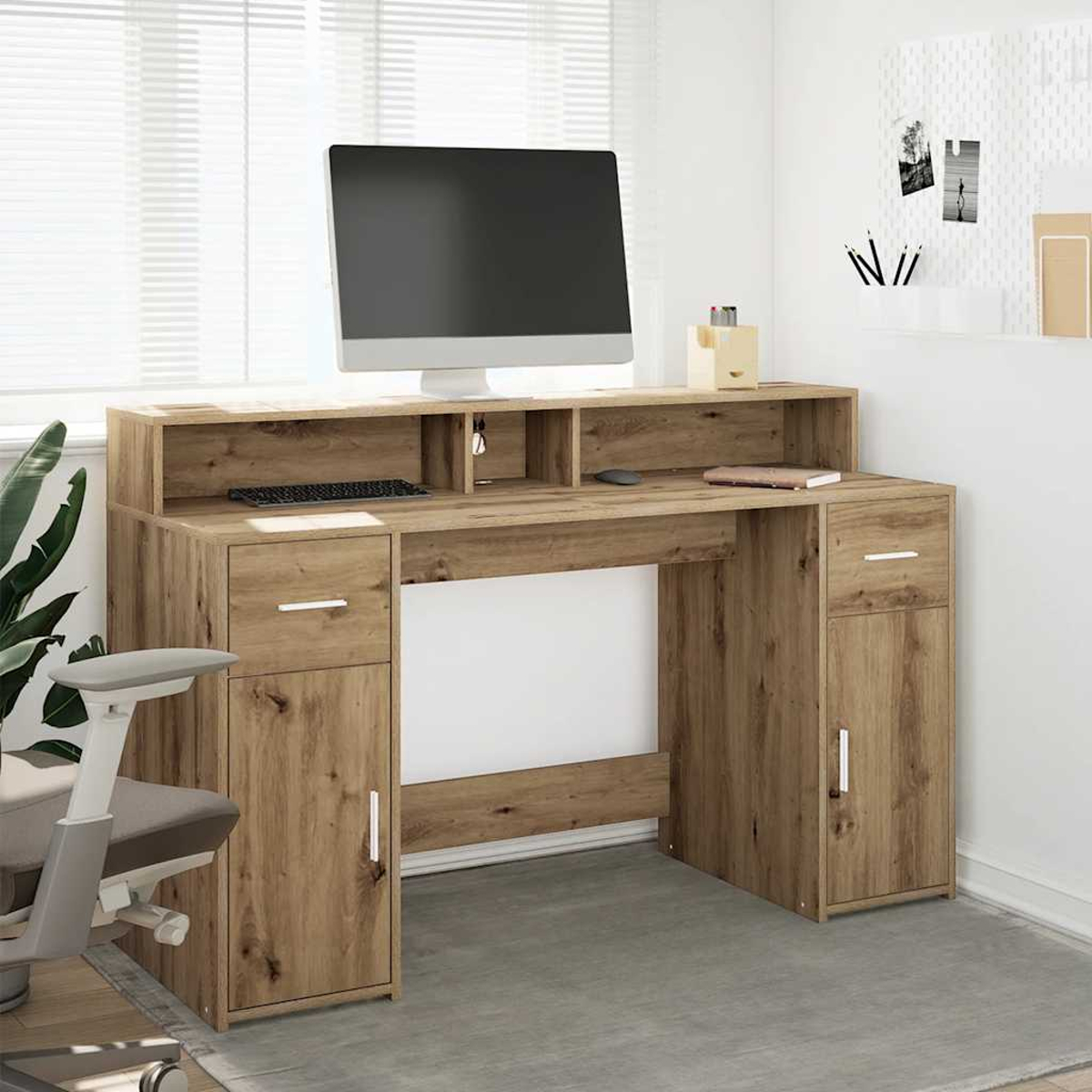 Ein hölzerner Schreibtisch mit Monitor, Tastatur und Bürostuhl.