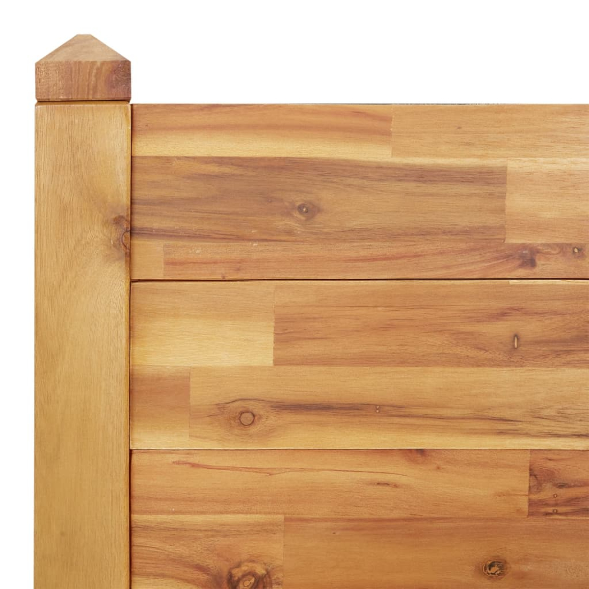Ein hölzerner Pfosten mit einer pyramidenförmigen Spitze über horizontalen Holzbrettern.